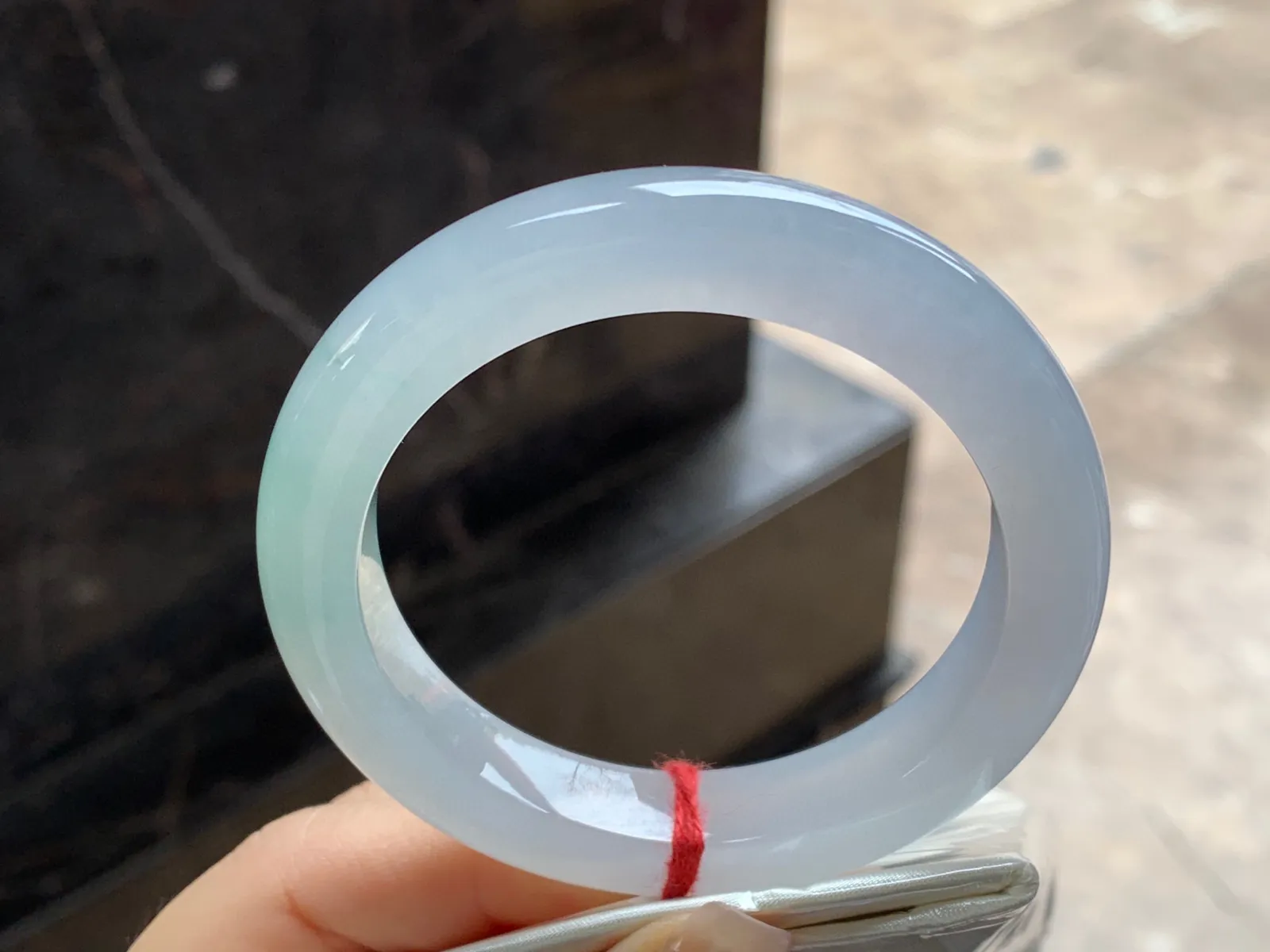 飘花手镯
尺寸：54-10.7-9.5mm
种水好 小清新上手漂亮