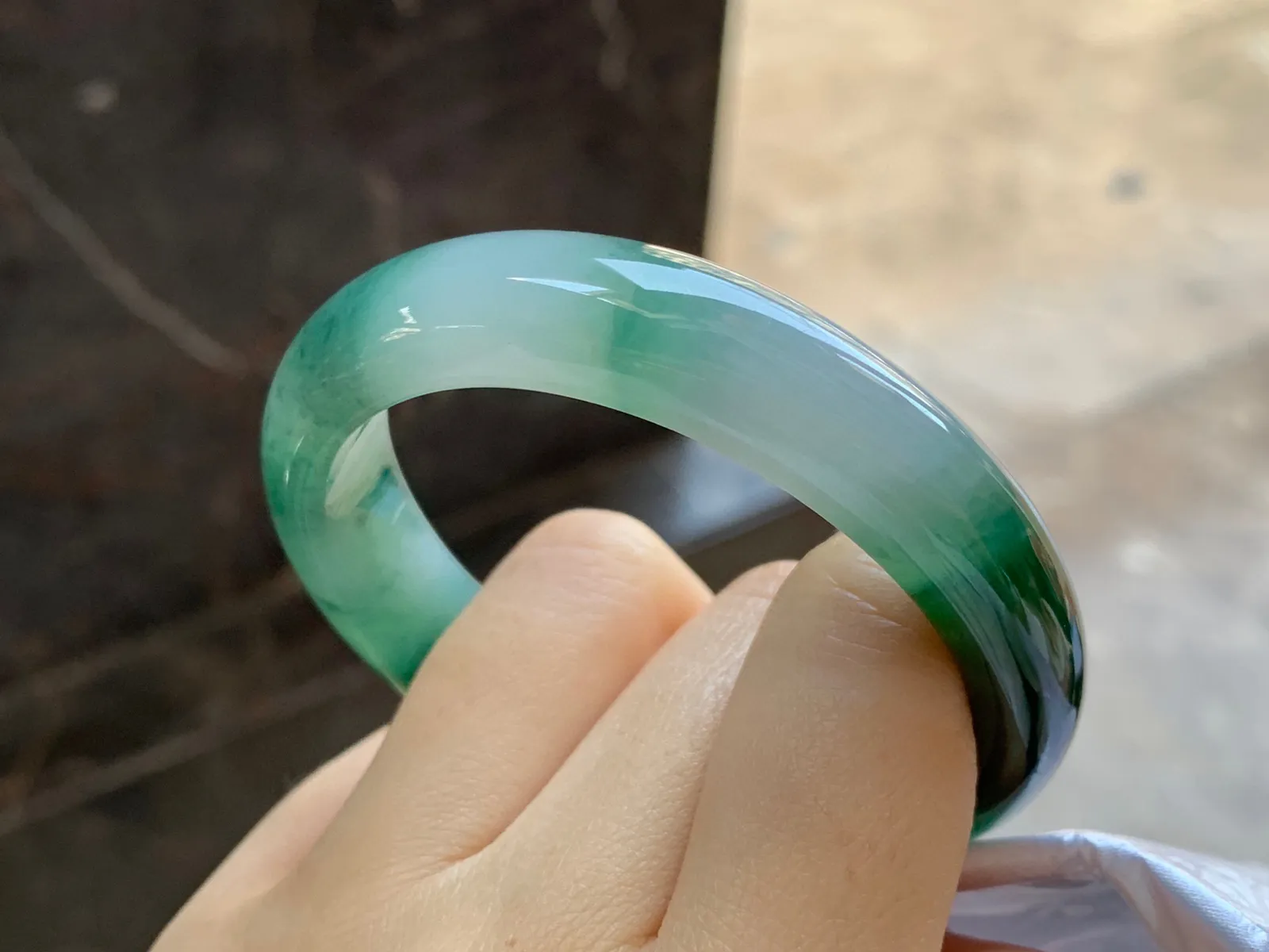飘绿贵妃镯
尺寸：53.5-12.6-7.5mm
底子细腻干净～有特色正圈50 51可以戴