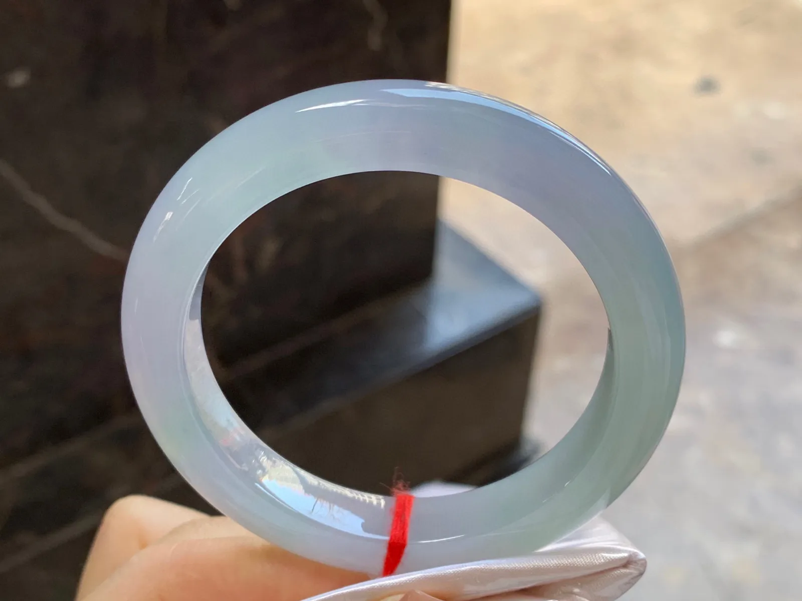 冰种淡春手镯
尺寸：57-10.7-9.5mm
种水好 小清新甜甜的料子