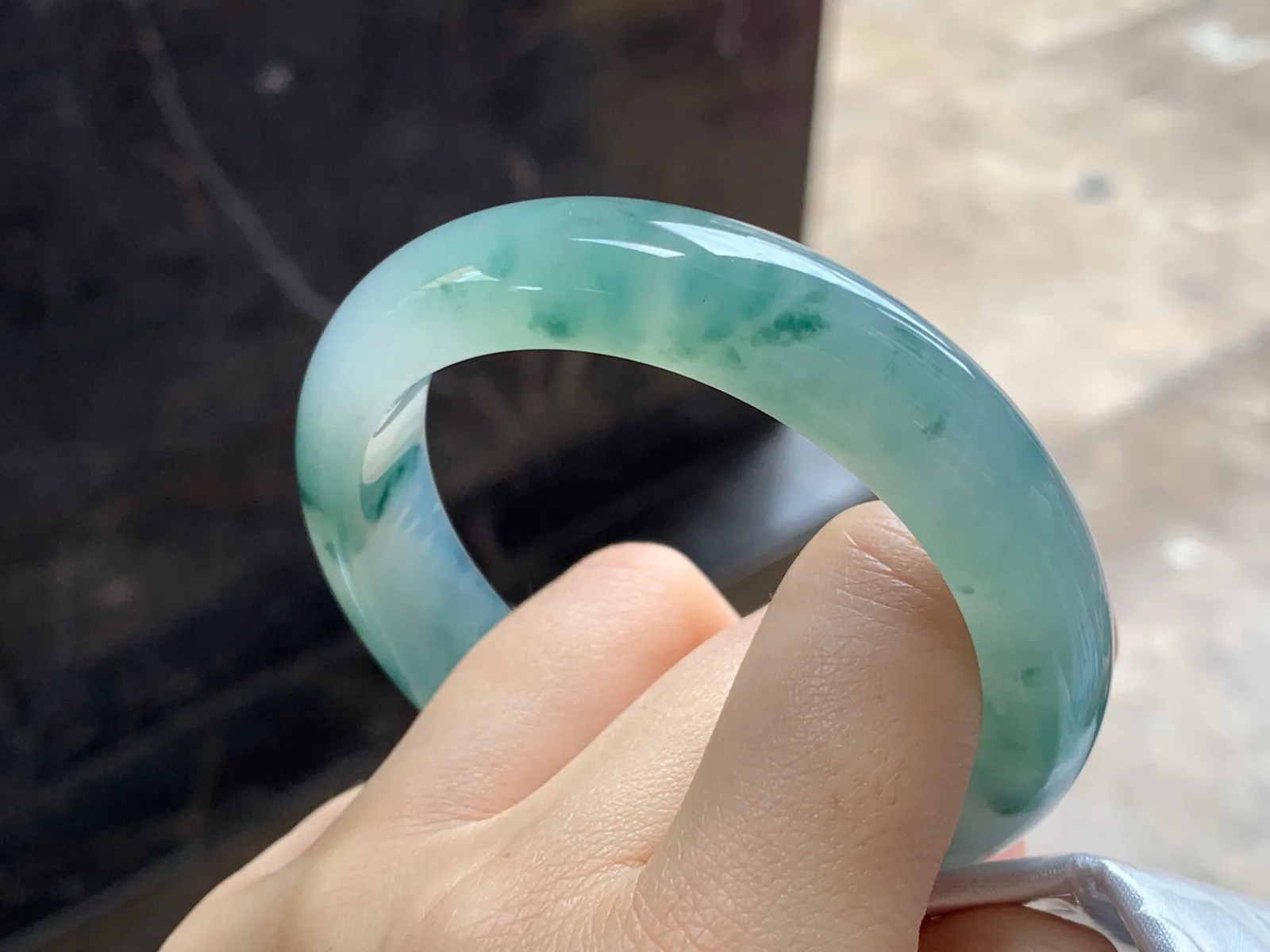 飘花手镯
尺寸：54.5-12.7-8.4mm
种老肉细～飘花点缀