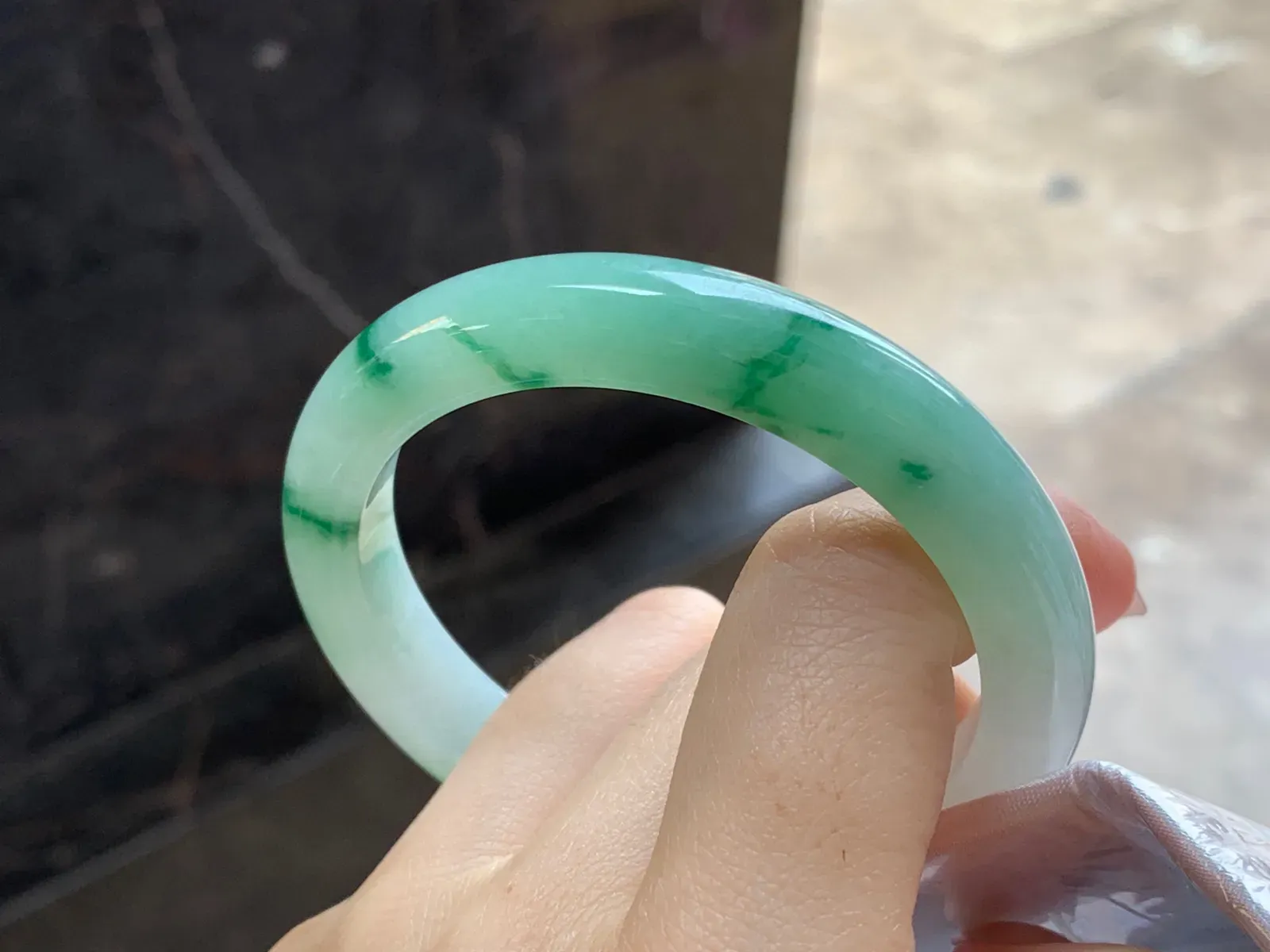 飘绿手镯
尺寸：53.8-9.9-8.2mm
料子细腻干净～很耐看推荐