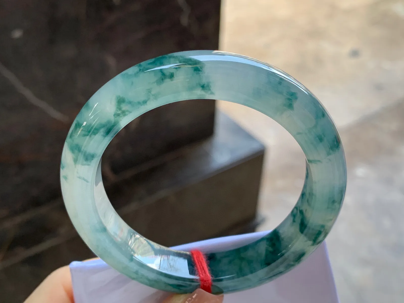 冰种飘花手镯
尺寸：55.6-12.2-9.6mm
种水 飘花浓郁泥鳅背条形 上手耐看