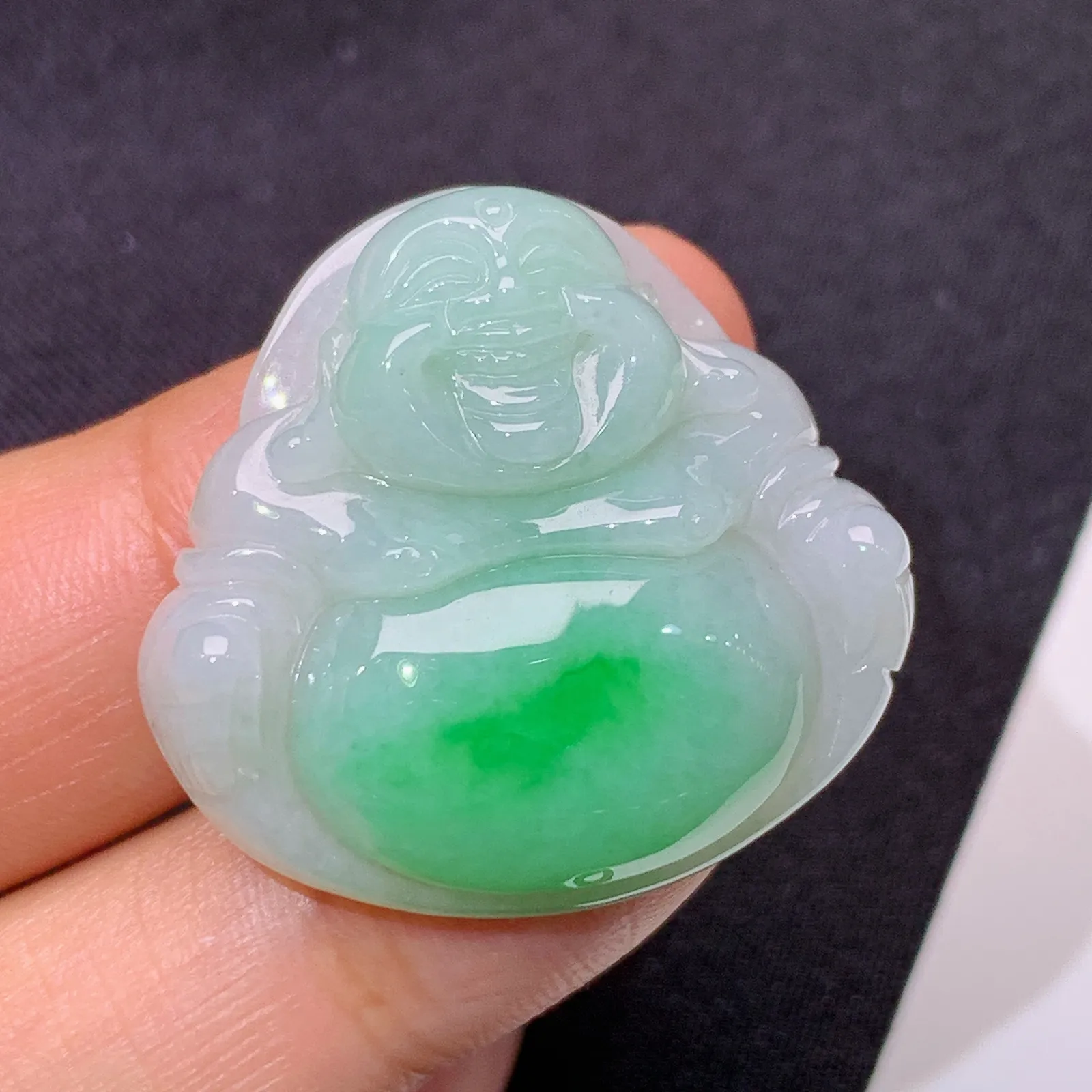 飘绿笑佛吊坠 冰润色阳，品相饱满，种水足 尺寸26.3*25*6.1