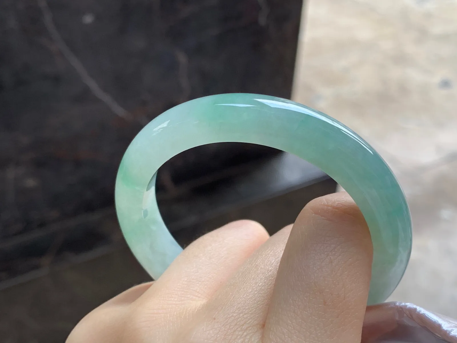 晴水手镯
尺寸：54.6-10.3-8.3mm
水润十足～微棉不影响