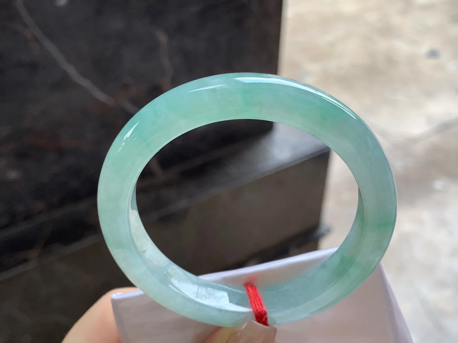 晴水手镯
尺寸：54.6-10.3-8.3mm
水润十足～微棉不影响