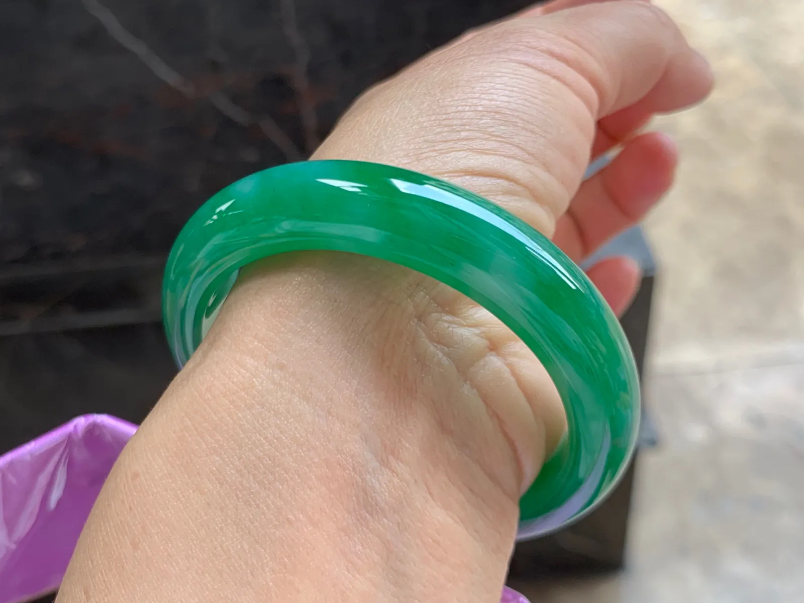 55-13-8.5mm
满色手镯 种好细腻 颜色辣绿 条形优秀 上手大气