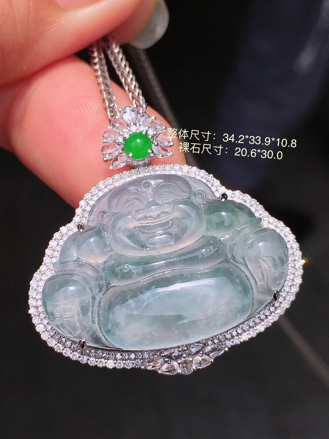 冰种佛公吊坠，玉质细腻，荧光感超
强，饱满水润，气质满满。18k
金豪华镶嵌