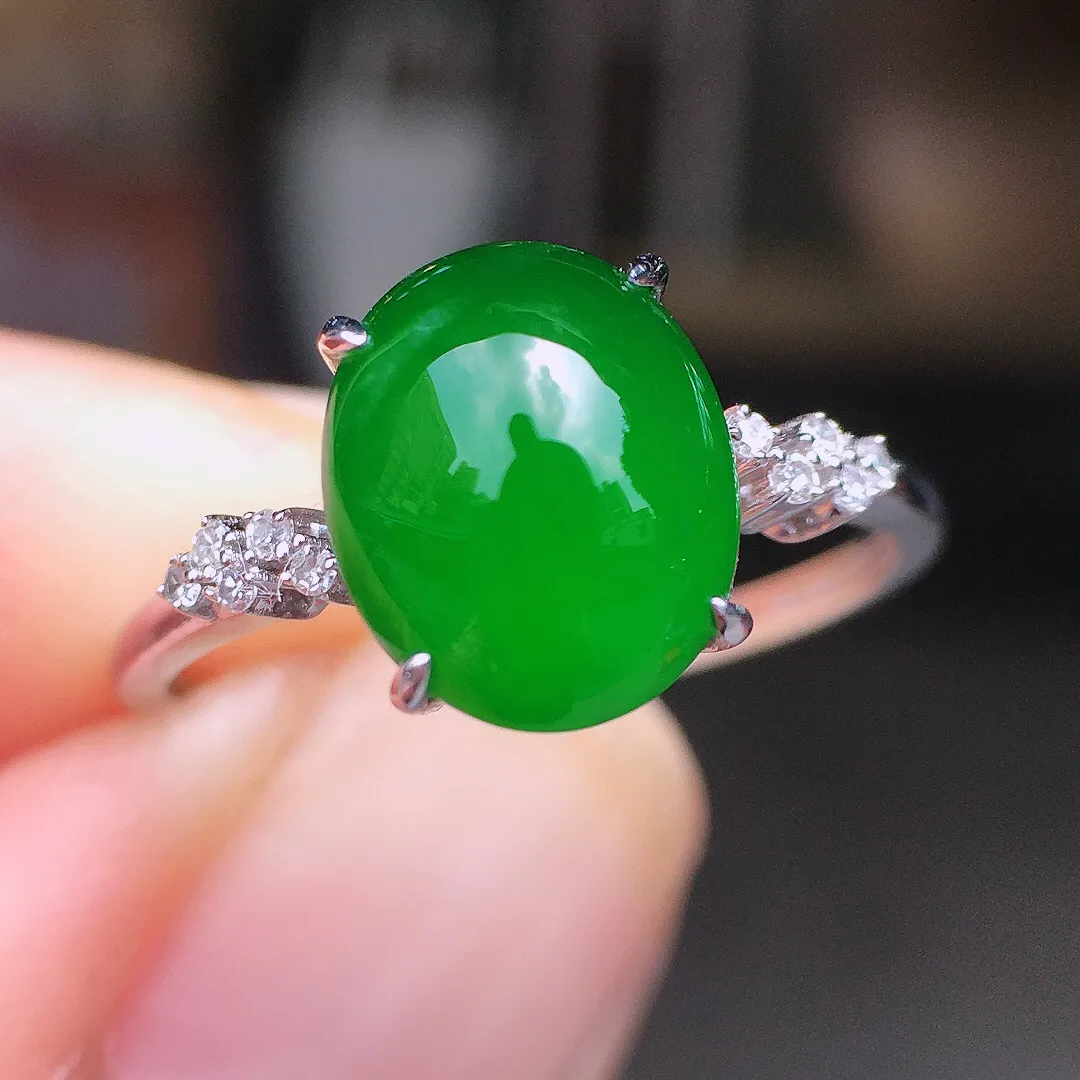 满绿蛋面戒指，戒指，色泽均匀浓郁，玉质细腻，荧光感超
强，饱满水润，气质满满。18k
金豪华镶嵌