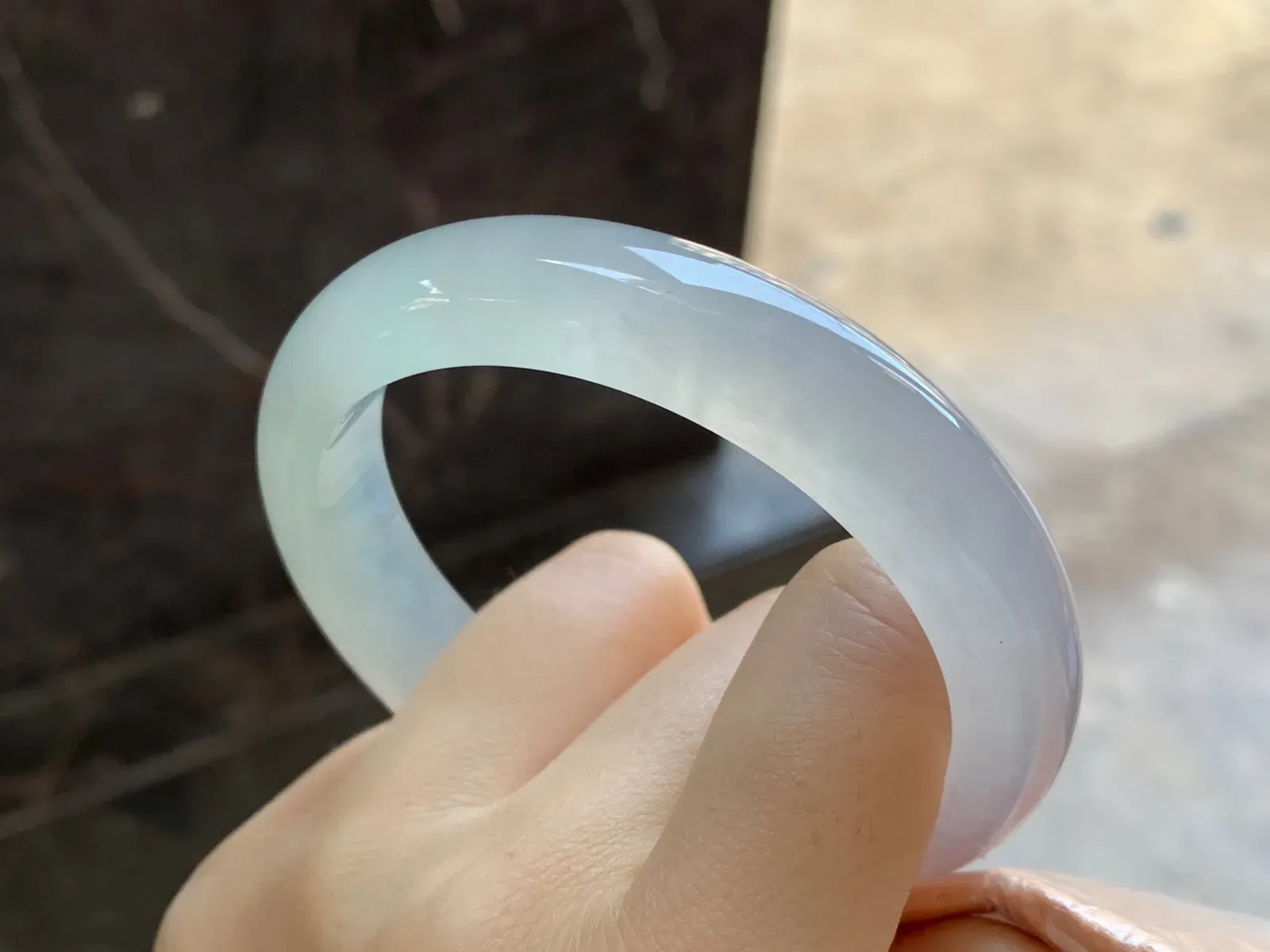 冰种手镯
尺寸：57.5-12.8-8.4mm
冰味十足～一大半冰透起荧光