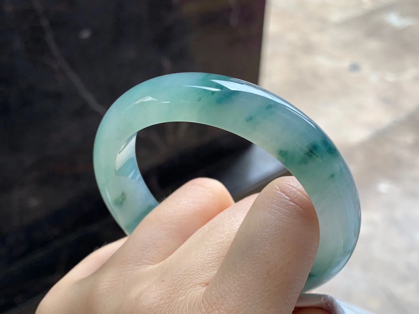 飘花手镯
尺寸：54.5-12.7-8.4mm
种老肉细～飘花点缀