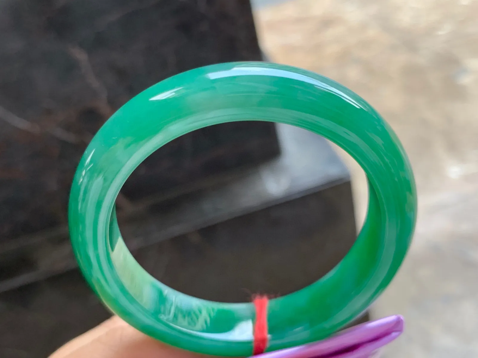 55-13-8.5mm
满色手镯 种好细腻 颜色辣绿 条形优秀 上手大气