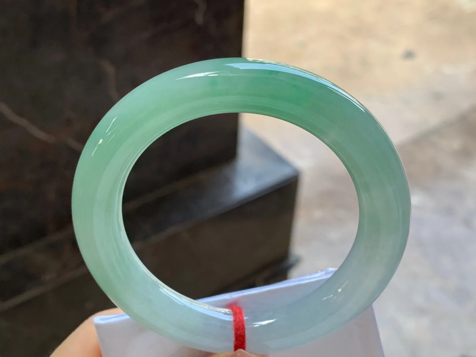 带色圆条手镯
尺寸：55.8-11.3mm
底子细腻干净～绿色点缀上手好看