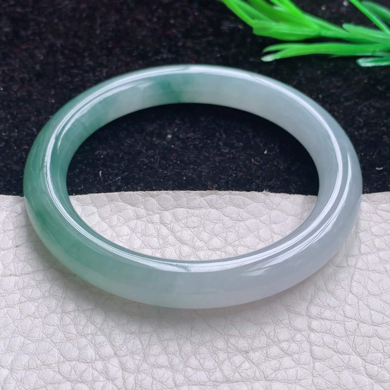 yh实拍 55*9.2美人镯 天然缅甸翡翠A货飘逸胶感圆条玉镯 玉手镯
