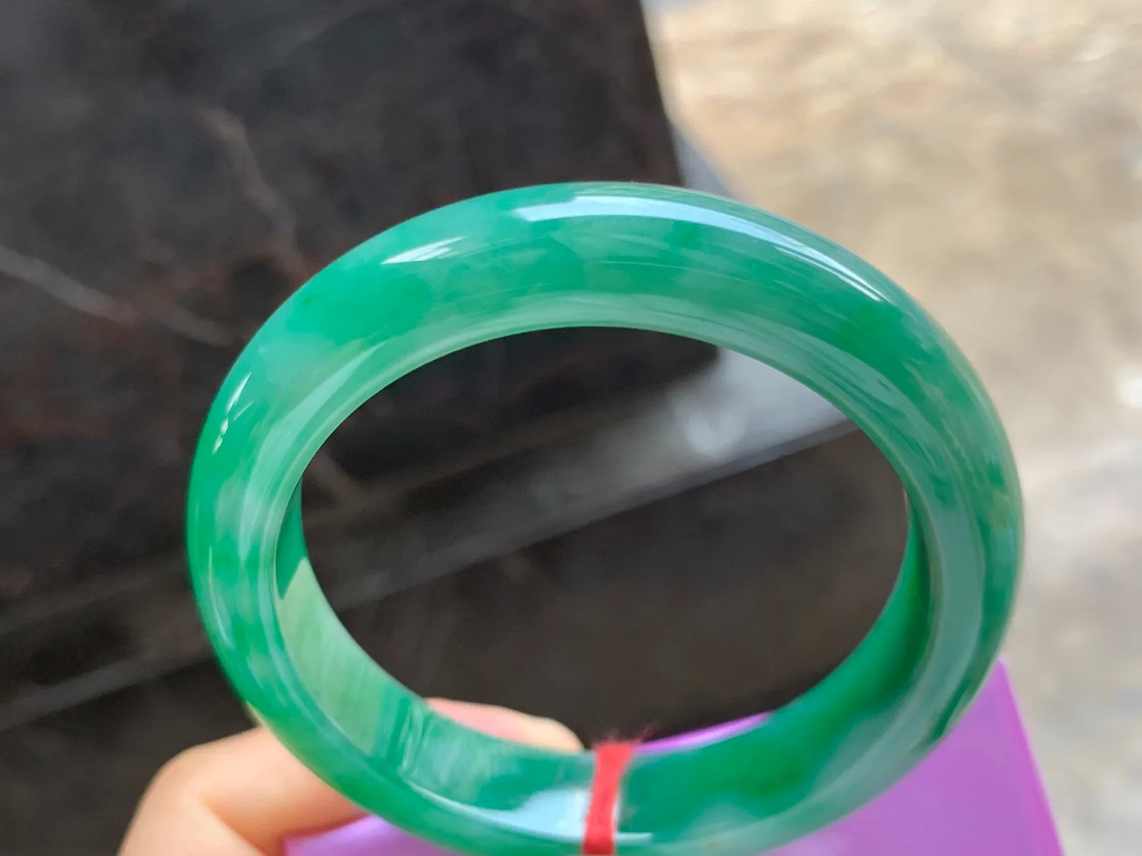 55-13-8.5mm
满色手镯 种好细腻 颜色辣绿 条形优秀 上手大气