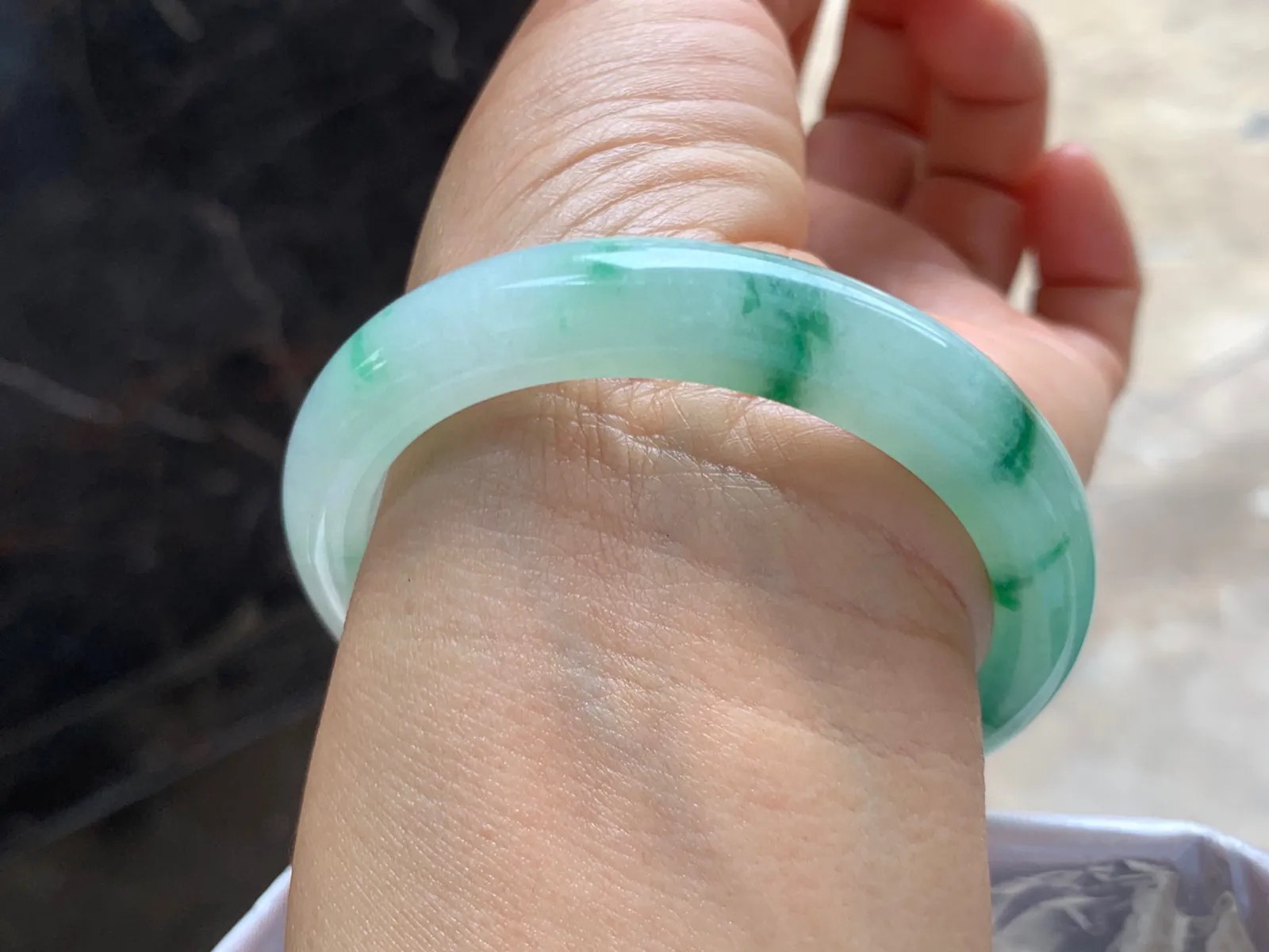 54-10-8mm
飘花手镯 底子细腻干净 水润绿花 上手漂亮