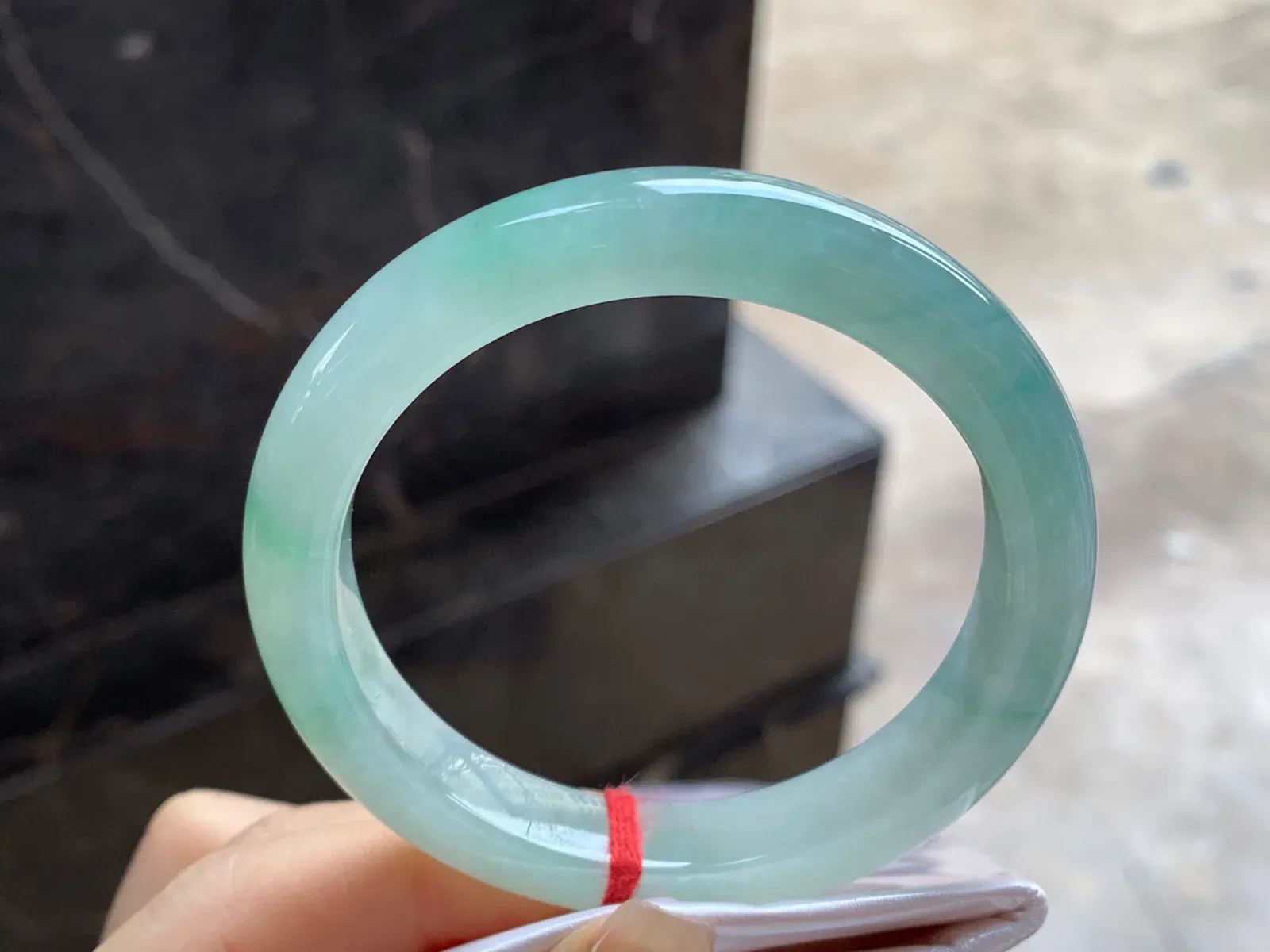 晴水手镯
尺寸：54.6-10.3-8.3mm
水润十足～微棉不影响