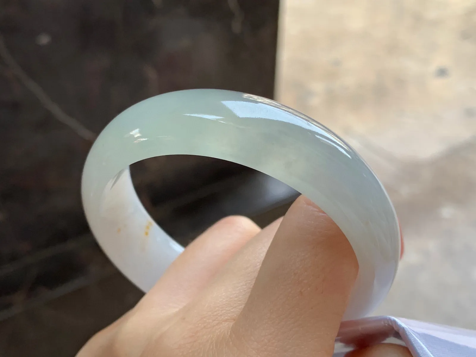 种水宽版手镯
尺寸：59-16.8-7.8mm
种水好 版型大气大圈口