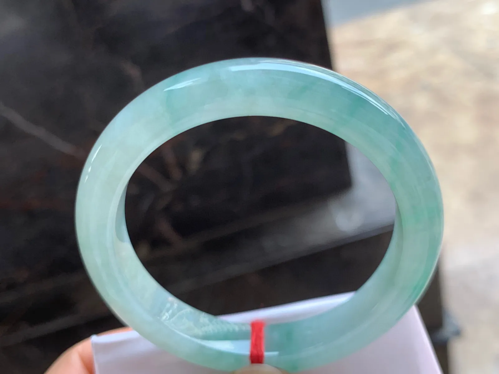 54.5-10.5-8mm
冰种飘绿手镯 水润清新