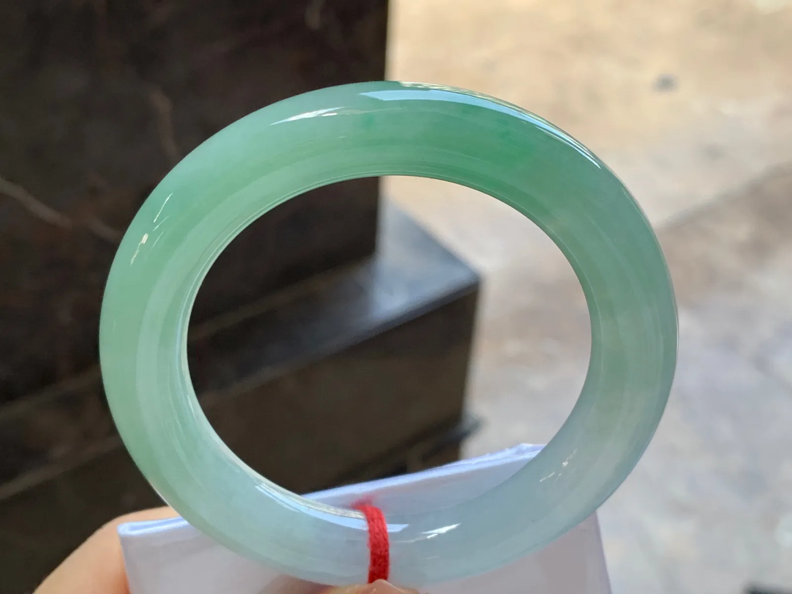 带色圆条手镯
尺寸：55.8-11.3mm
底子细腻干净～绿色点缀上手好看