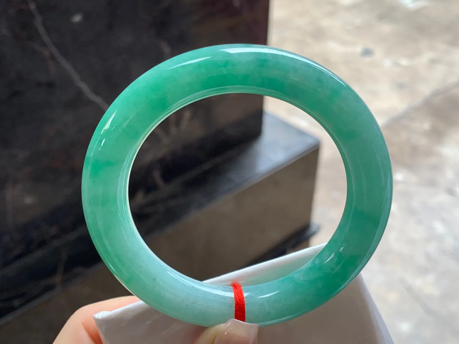 满色圆条手镯
尺寸：59-11.7mm
底色均匀大圈口 上手好看
