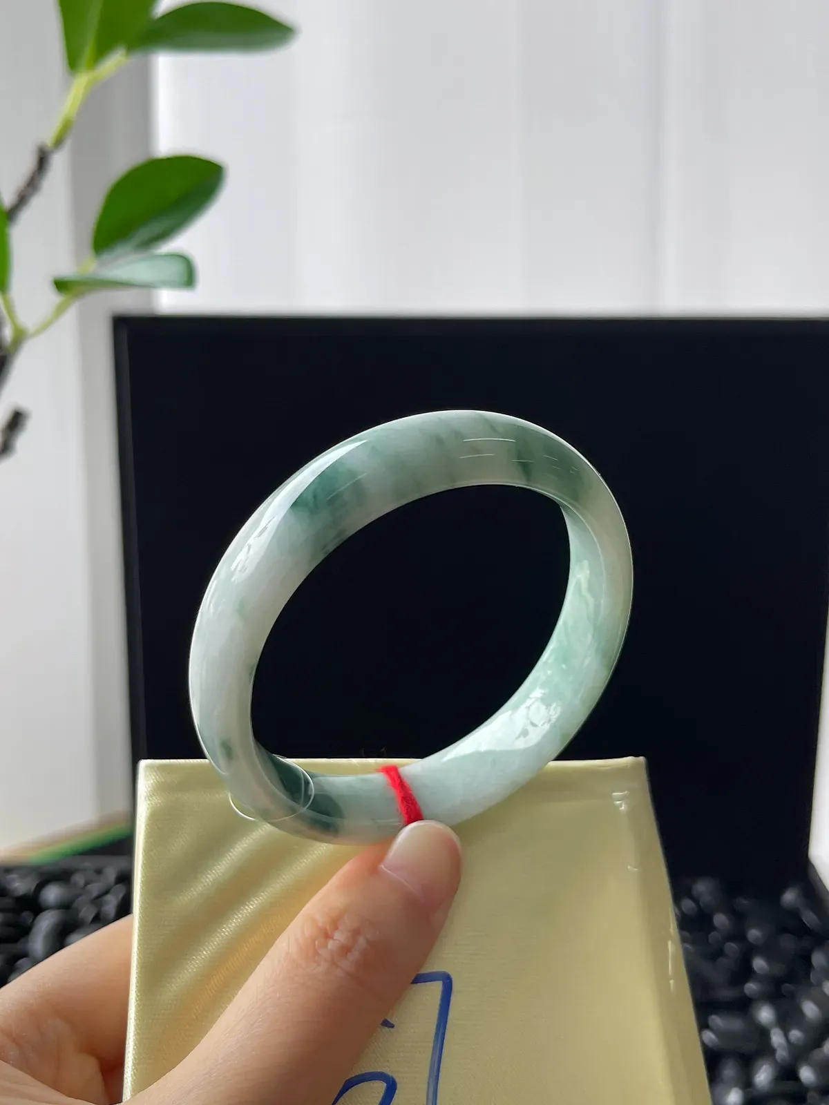 贵妃镯57.2圈口，牛奶底飘蓝花手镯