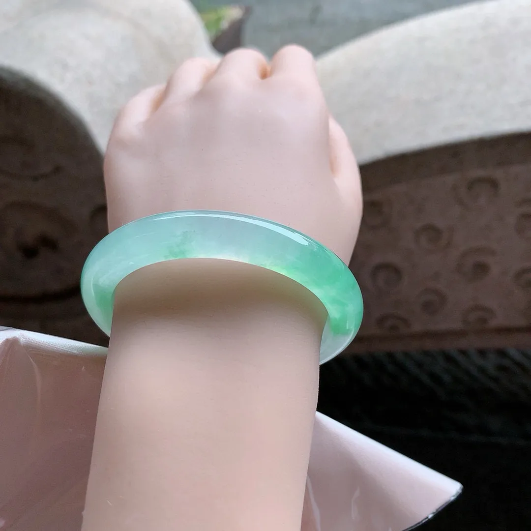 正圈冰玻阳绿 无瑕 尺寸:55.9/9.9/8.5 种色俱佳 质量货