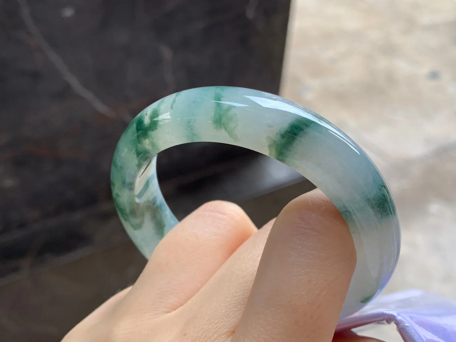飘花手镯
尺寸：53-13.2-8.5mm
水润十足～飘花浓郁 上手好看
