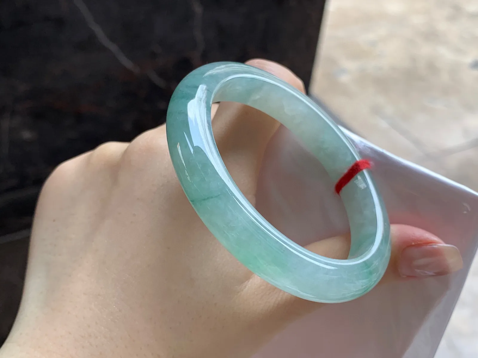 晴水手镯
尺寸：54.6-10.3-8.3mm
水润十足～微棉不影响