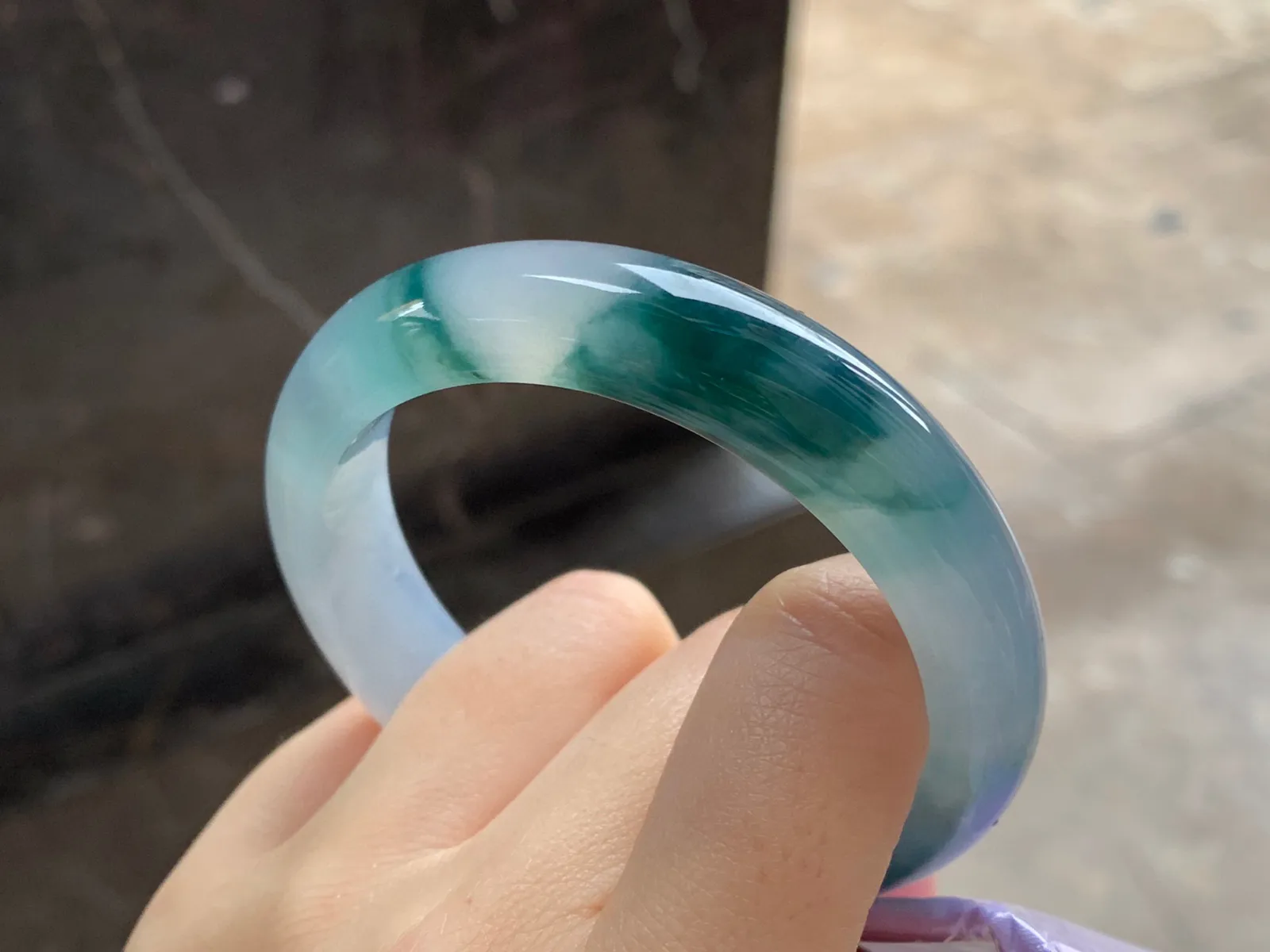 冰种飘花手镯
尺寸：55.4-12.8-8.6mm
种老肉细～飘花点缀