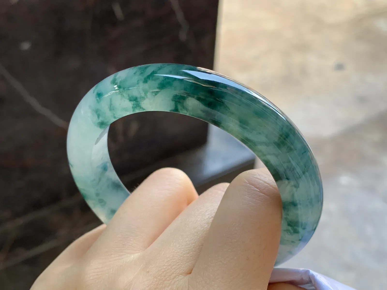 冰种飘花手镯
尺寸：55.6-12.2-9.6mm
种水 飘花浓郁泥鳅背条形 上手耐看