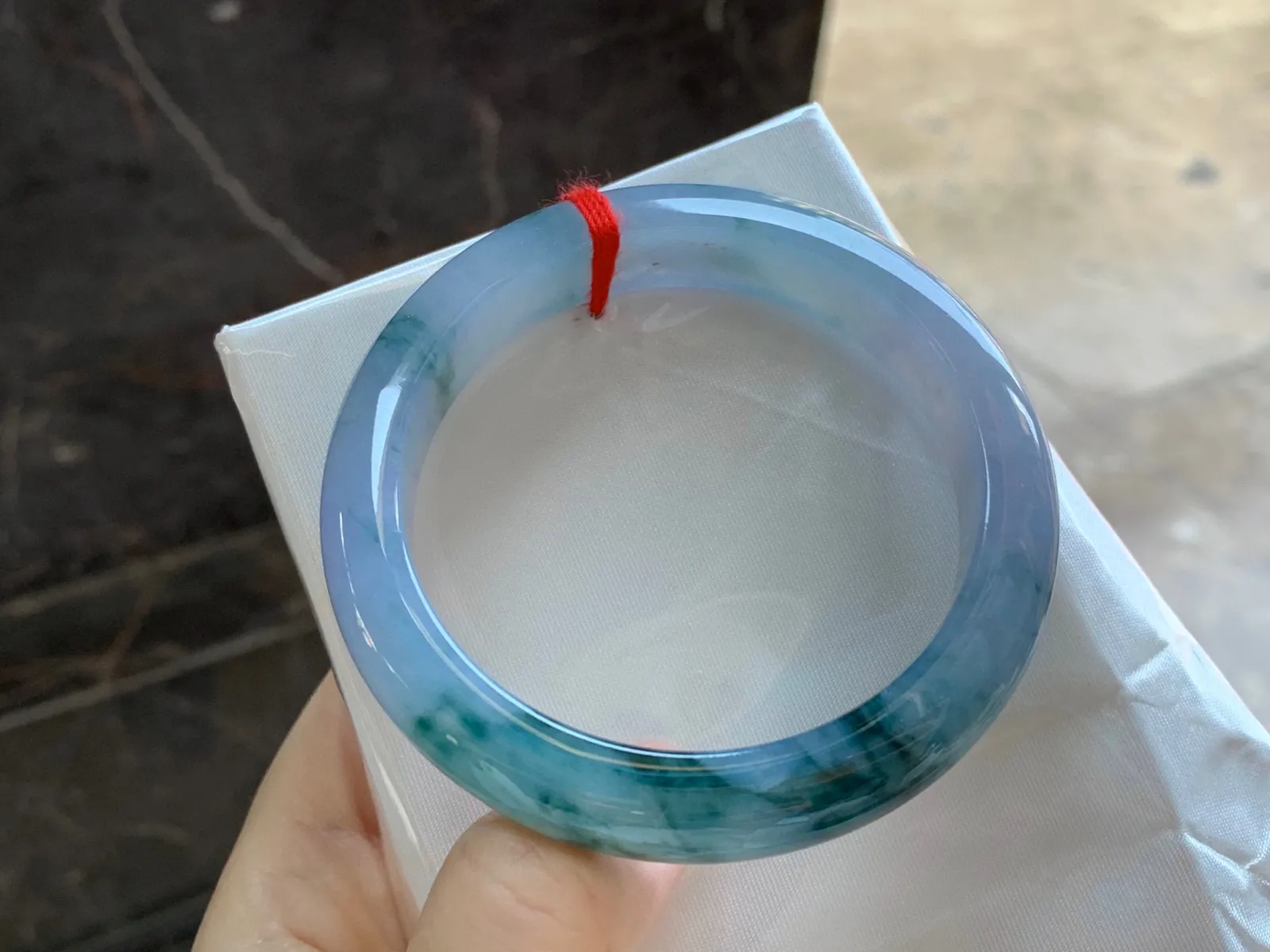 飘花手镯
尺寸：57.5-12.8-9mm
底子细腻干净～有特色的料子 上手好看