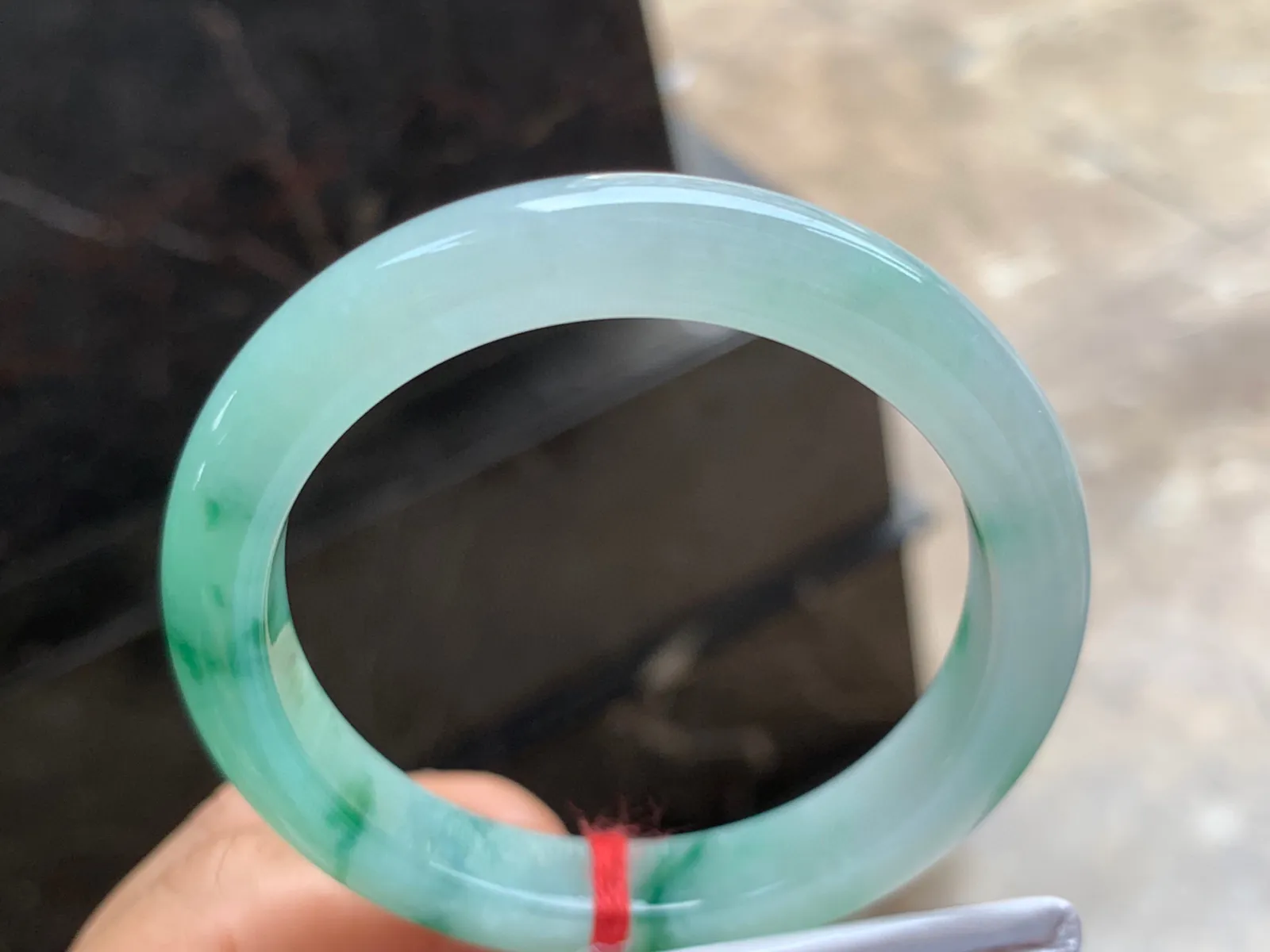 54-10-8mm
飘花手镯 底子细腻干净 水润绿花 上手漂亮