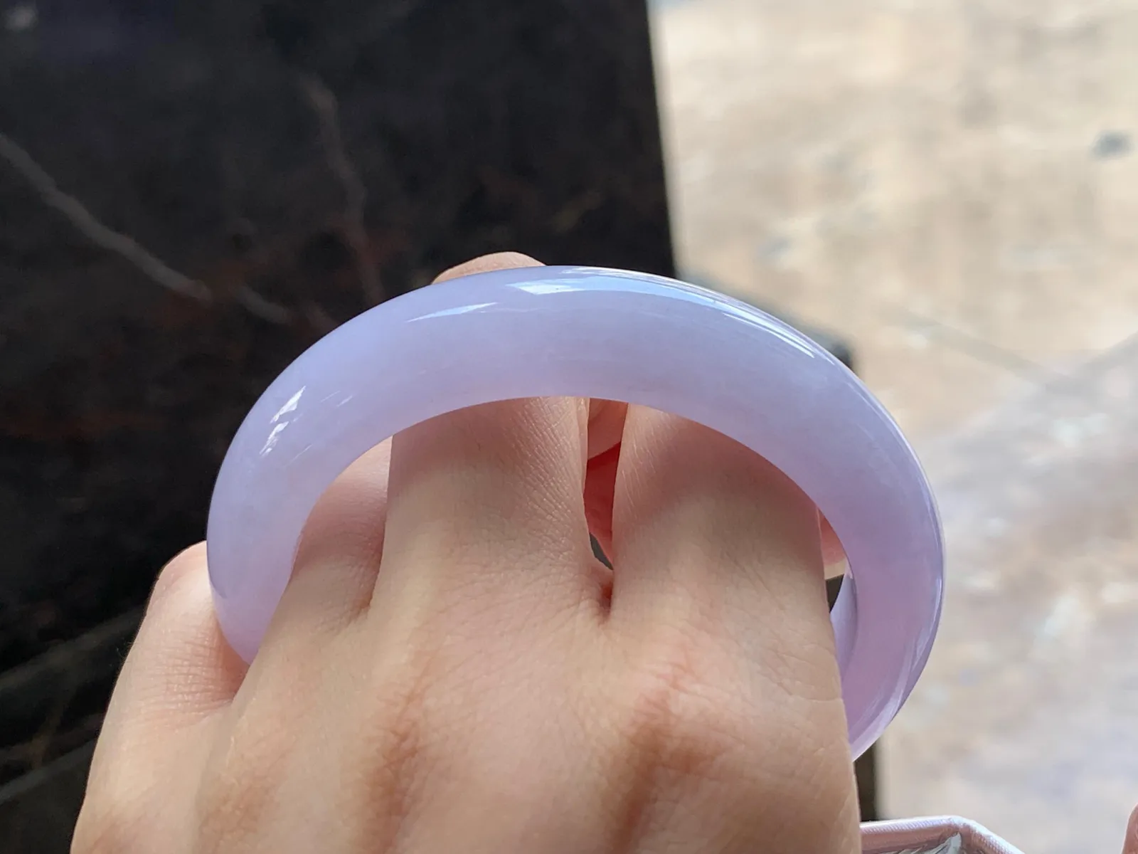 春色手镯
尺寸：55-12.8-9.5mm
肉质细腻干净～小清新