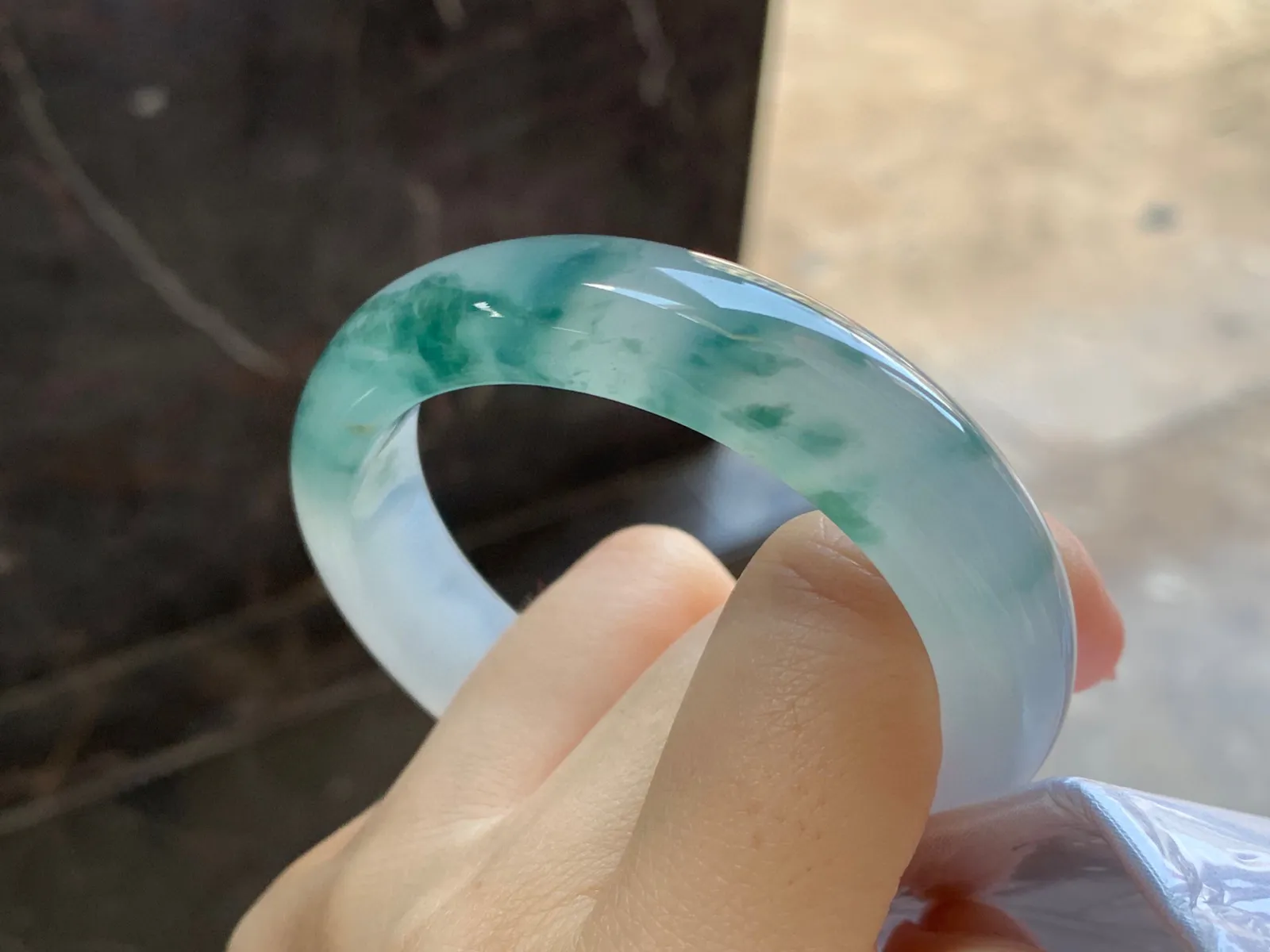 冰种飘花贵妃镯
尺寸：56-13-8mm
冰味十足～正圈53 54可以戴大力推荐