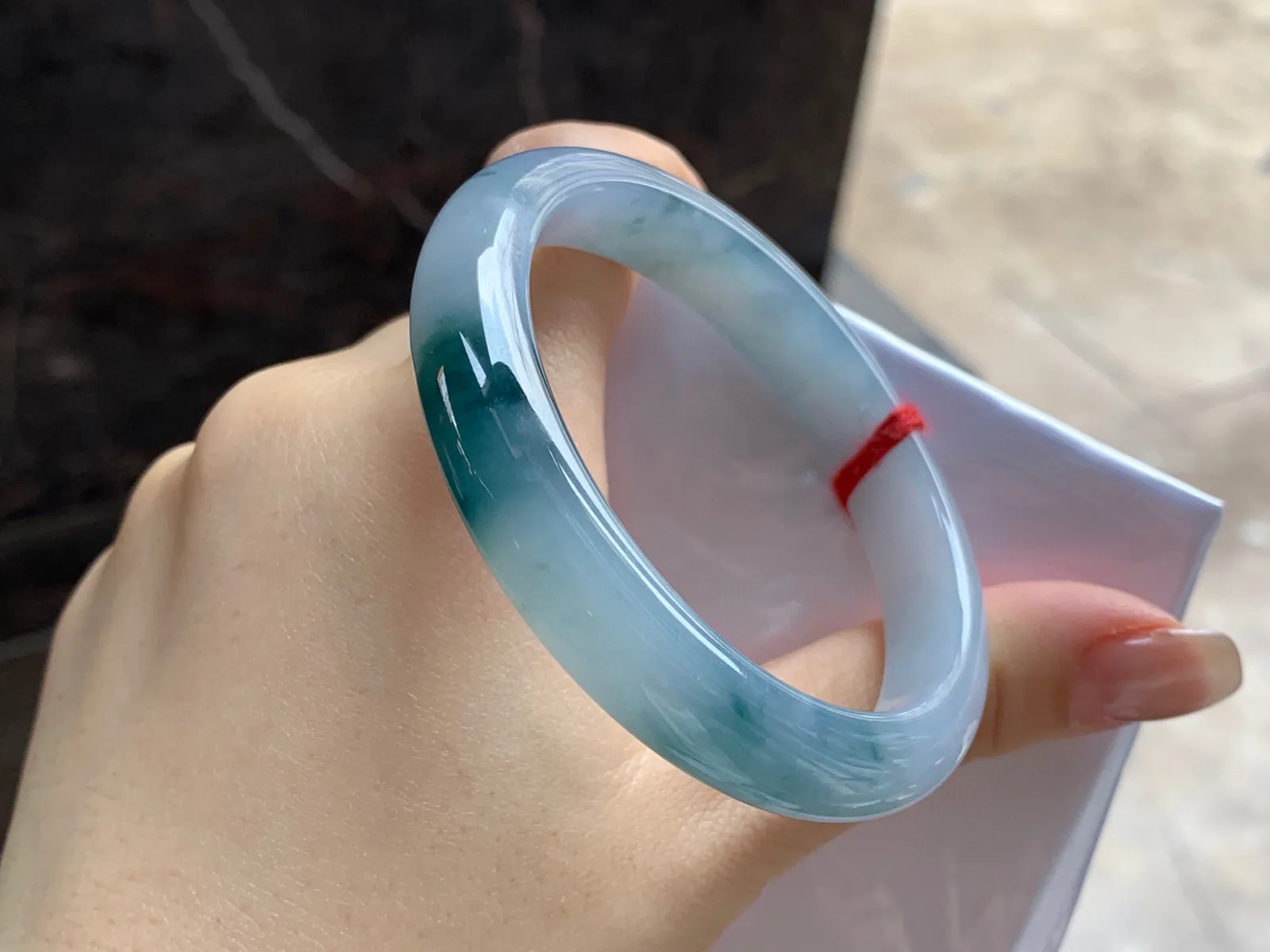 飘花手镯
尺寸：53.5-10.4-7.5mm
底子细腻干净～飘花点缀推荐气质