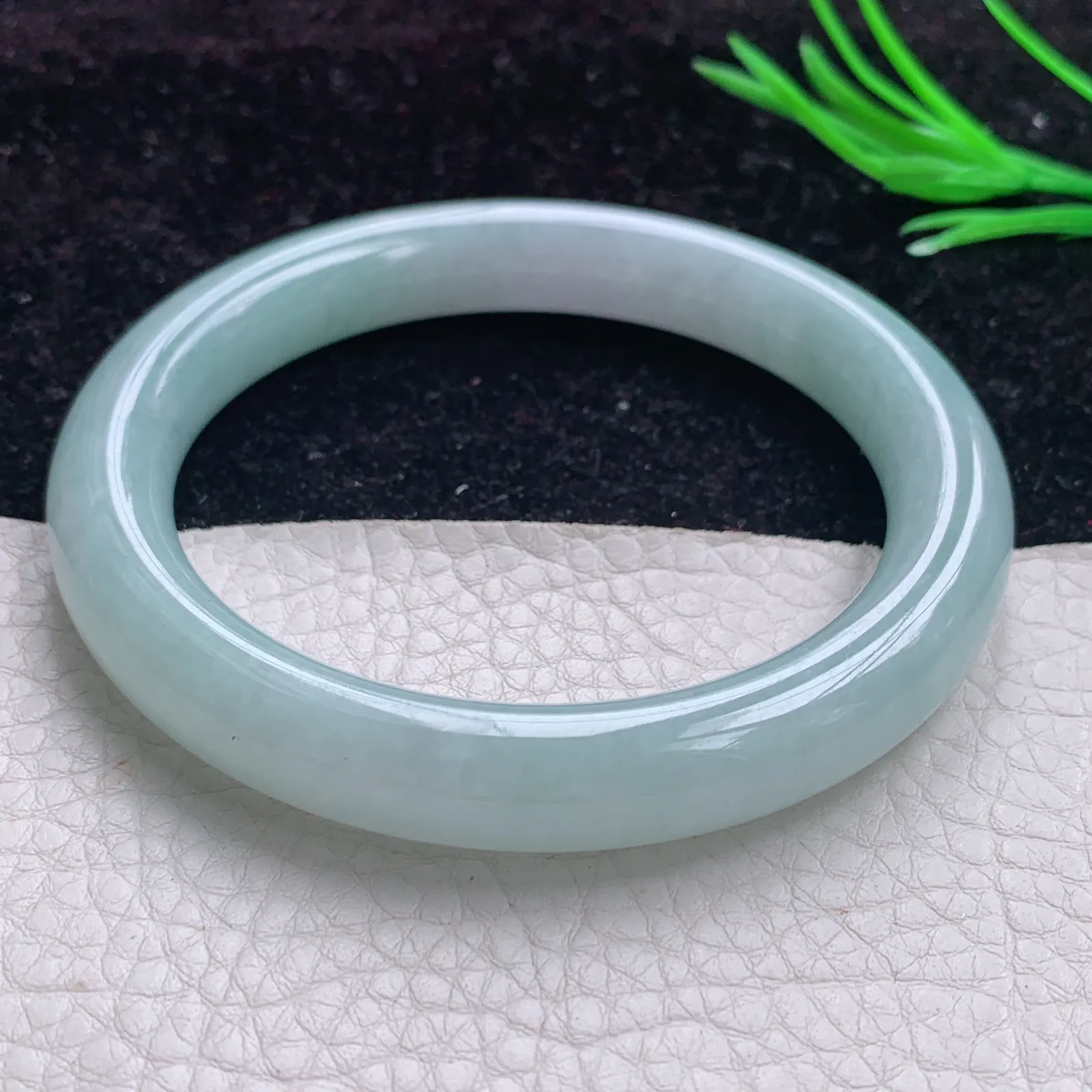 js实拍 大圈口62*11*10.3美人镯！天然缅甸翡翠A货纯美圆条玉镯