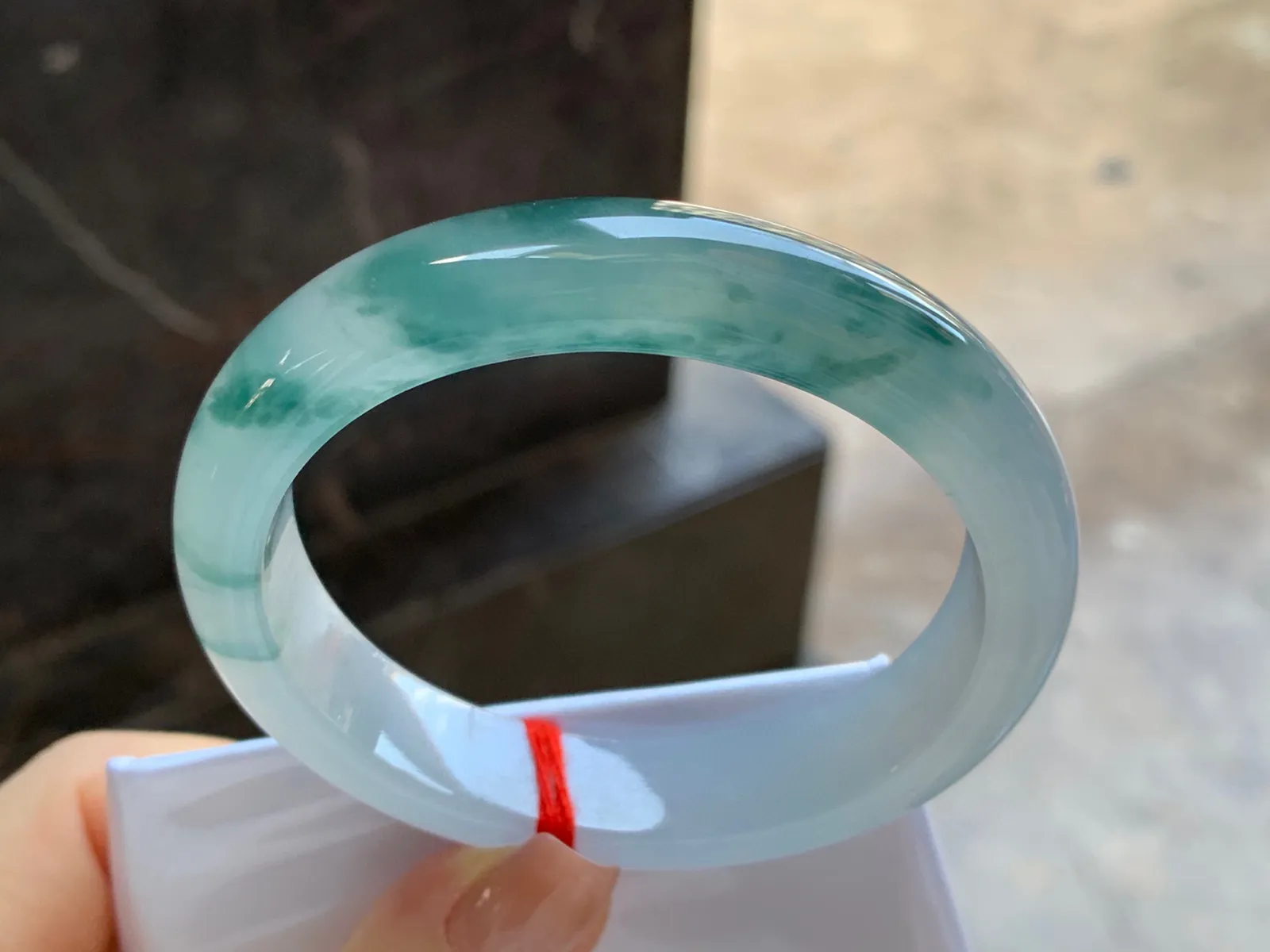 冰种飘花贵妃镯
尺寸：56-13-8mm
冰味十足～正圈53 54可以戴大力推荐