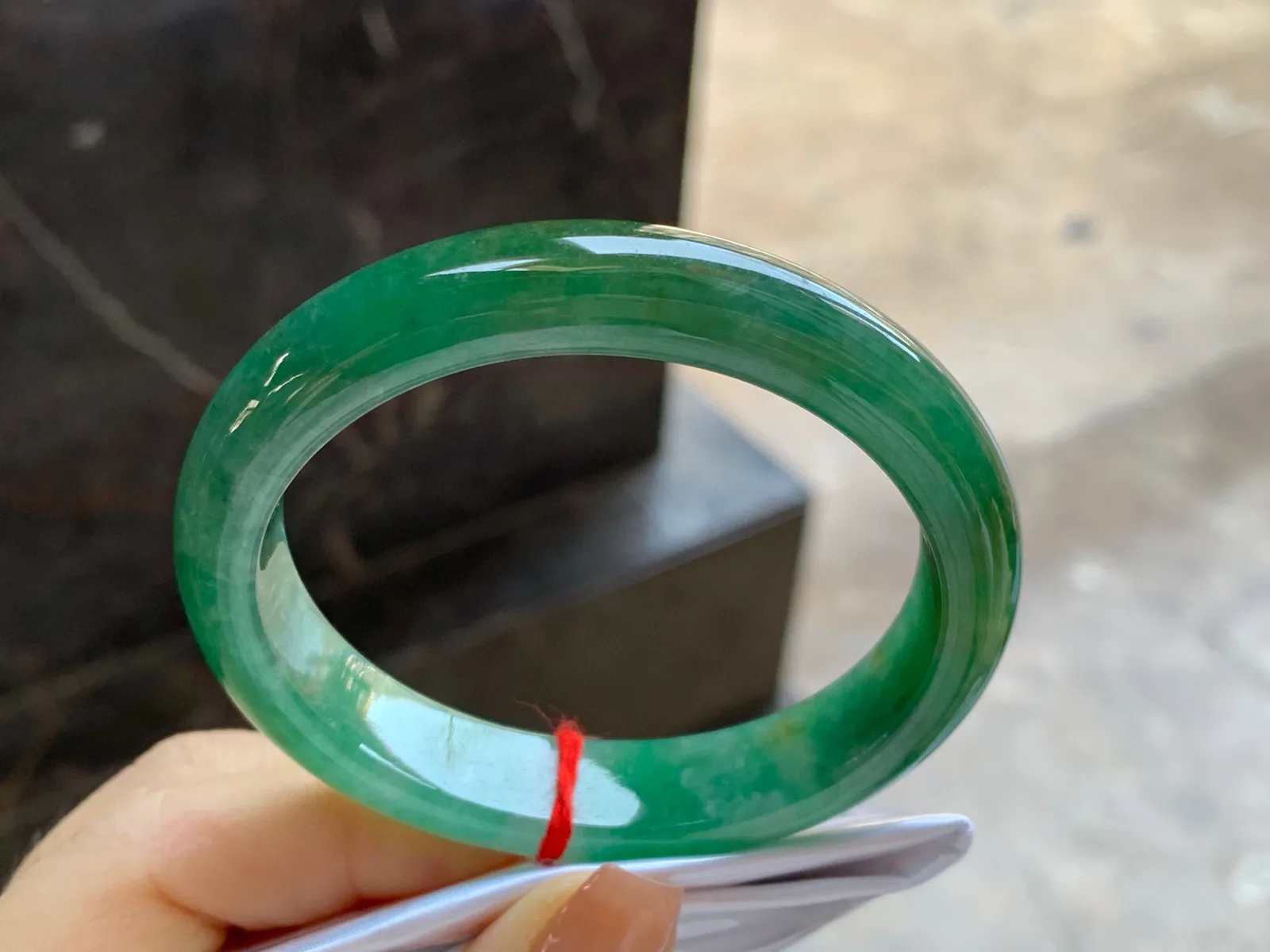 黄加绿特色贵妃镯
尺寸：55.2-11.7-7.6mm
颜色好看～正圈52 53可以戴有特色