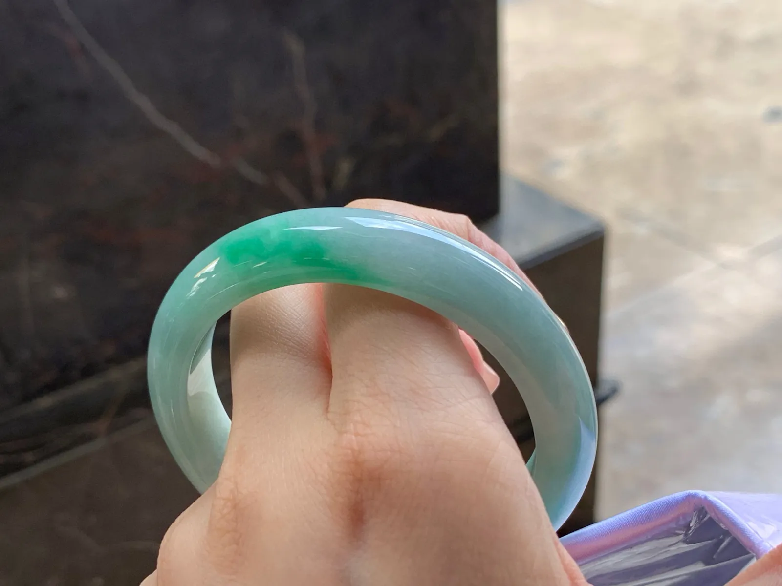 带色手镯
尺寸：55.5-12.4-8.5mm
底子细腻干净～绿色点缀