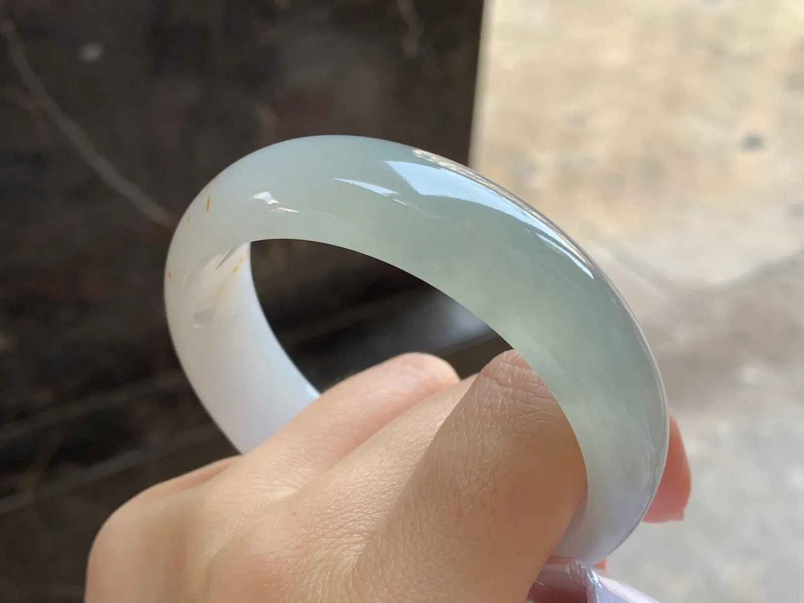 种水宽版手镯
尺寸：59-16.8-7.8mm
种水好 版型大气大圈口