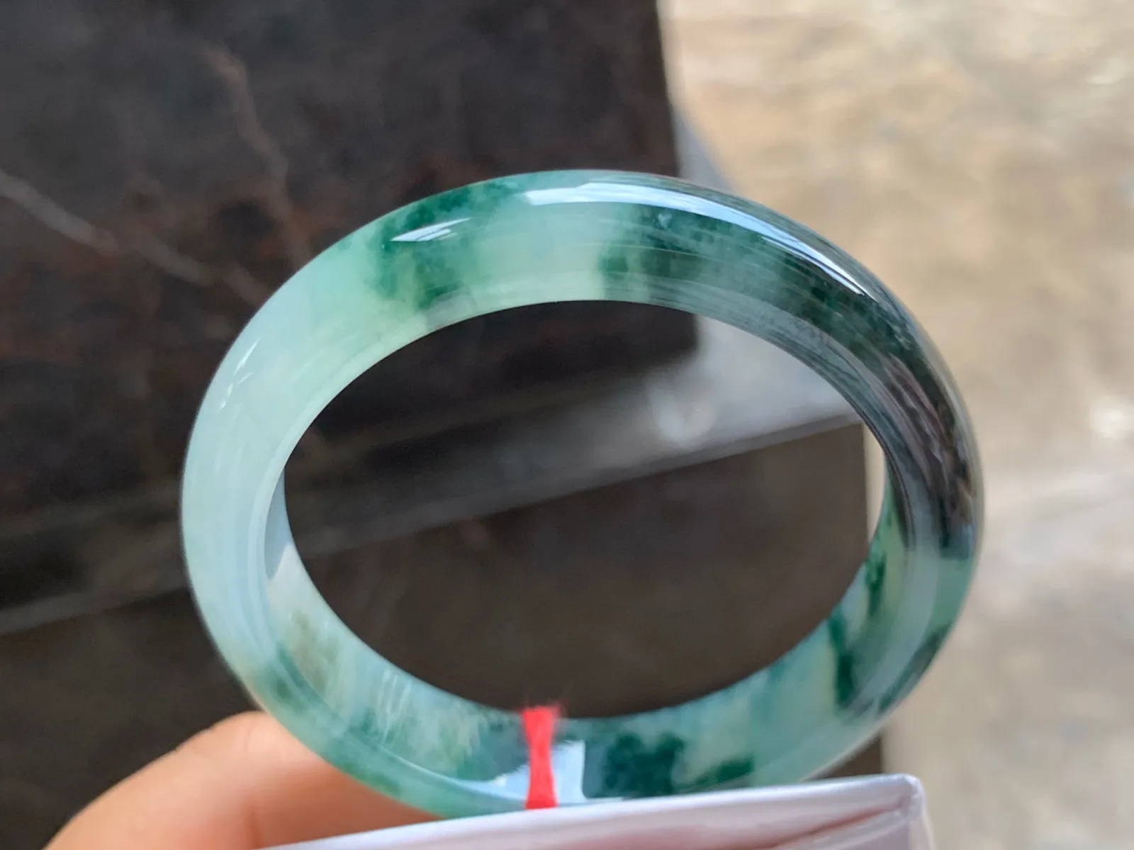 56.5-12.5-8mm
飘花手镯 底子细腻 花色浓郁特色