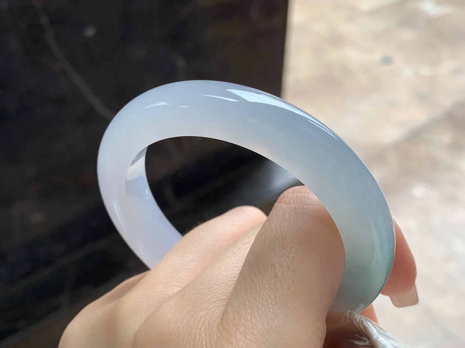 飘花手镯
尺寸：54-10.7-9.5mm
种水好 小清新上手漂亮