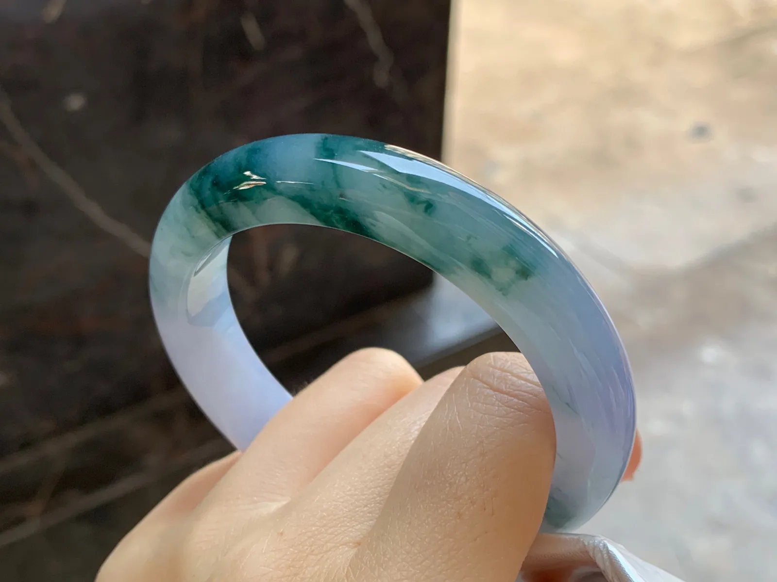 飘花手镯
尺寸：57.5-12.8-9mm
底子细腻干净～有特色的料子 上手好看