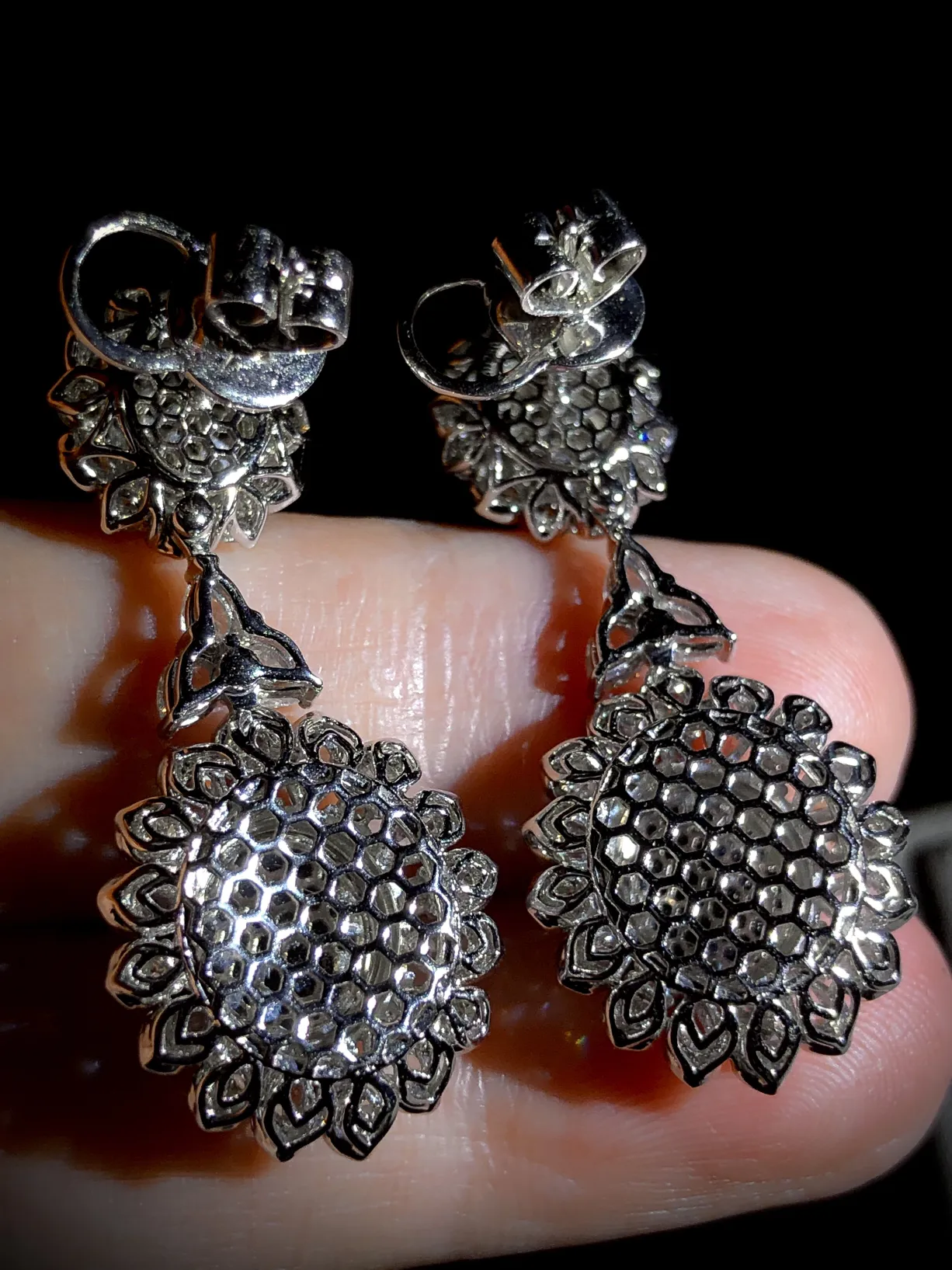 绿耳坠。裸石9.8-9-4mm，8.8-7-3mm，
耳坠整体37.5-16-9.6mm，
18K金，南非钻，。