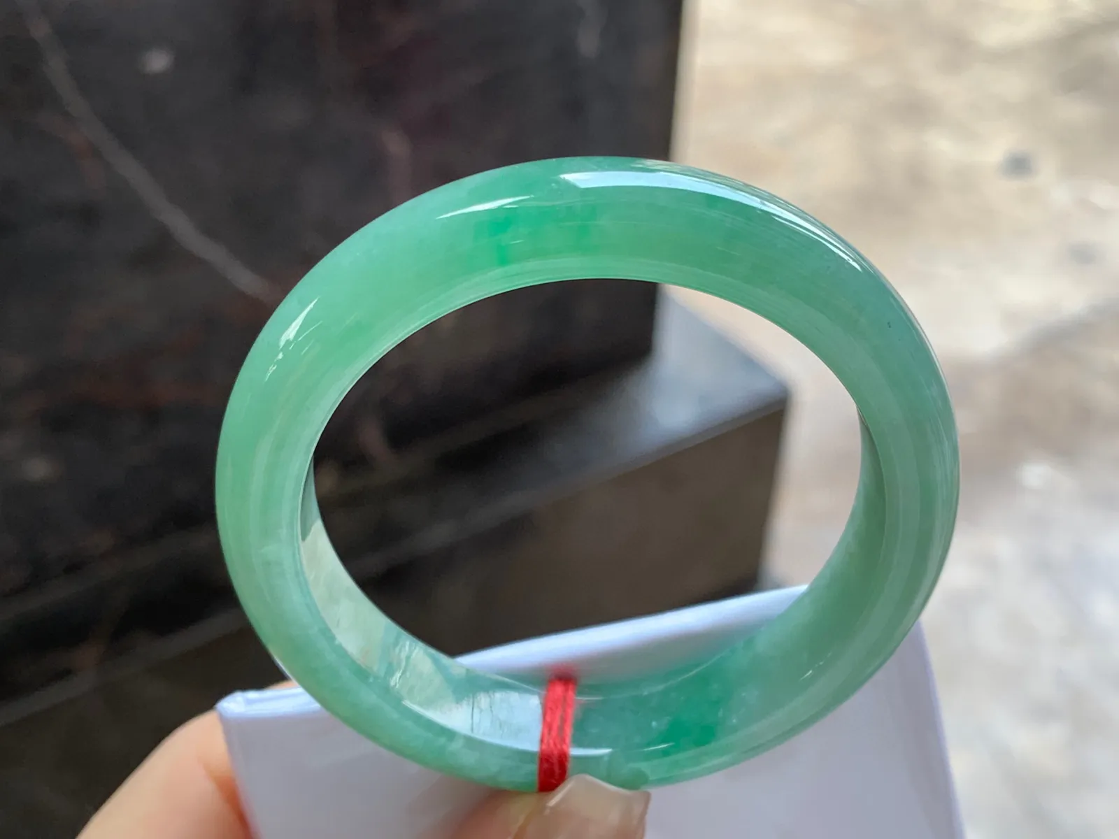 带色手镯
尺寸：52.2-11.9-8.2mm
底子细腻干净～绿色浓郁上手好看