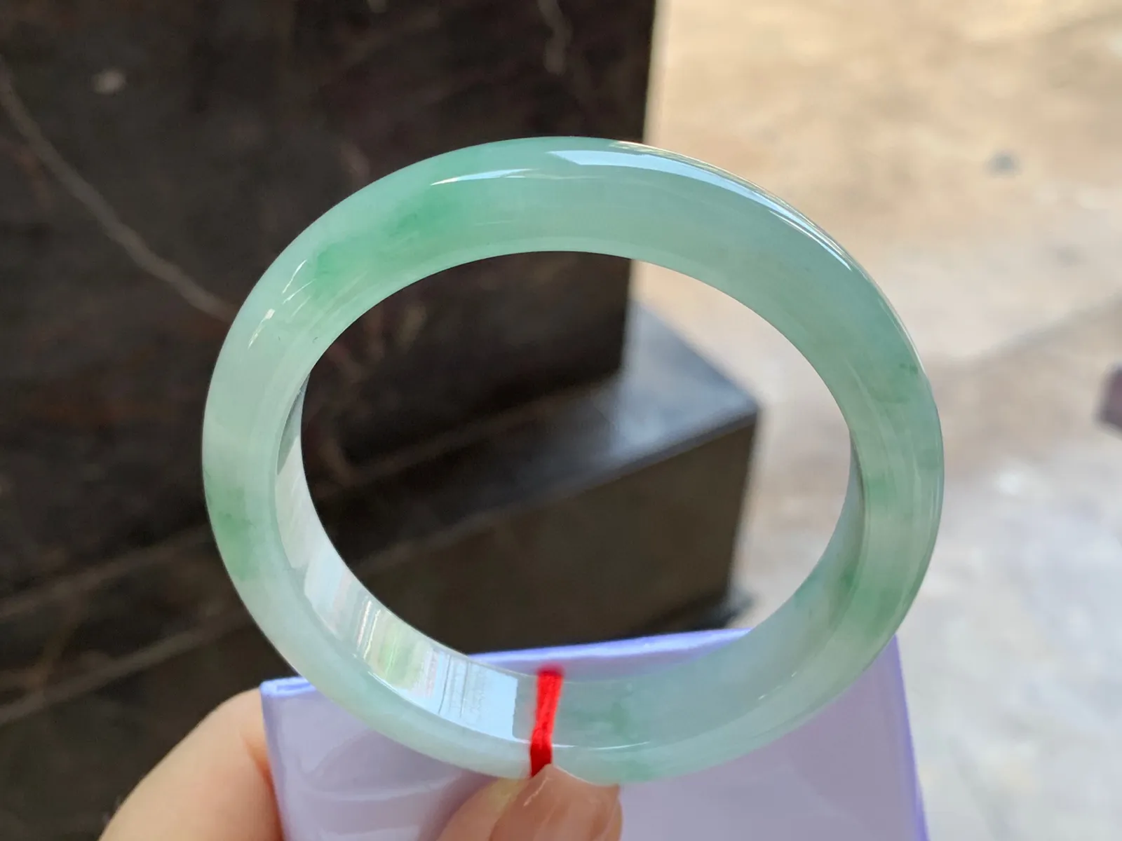 飘绿花手镯
尺寸：57.9-12.4-8.2mm
水润十足～绿花点缀上手好看