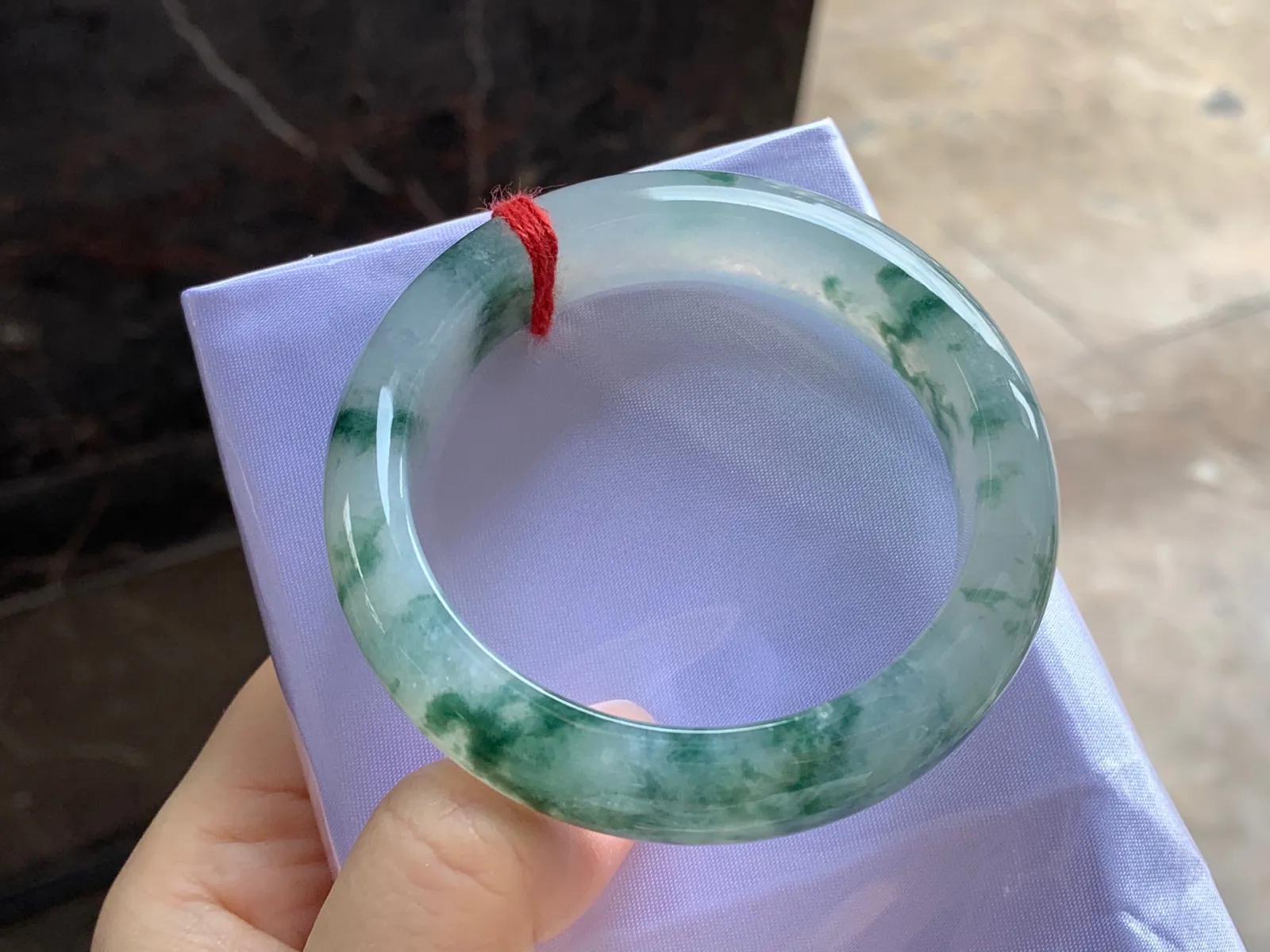 飘花手镯
尺寸：53-13.2-8.5mm
水润十足～飘花浓郁 上手好看