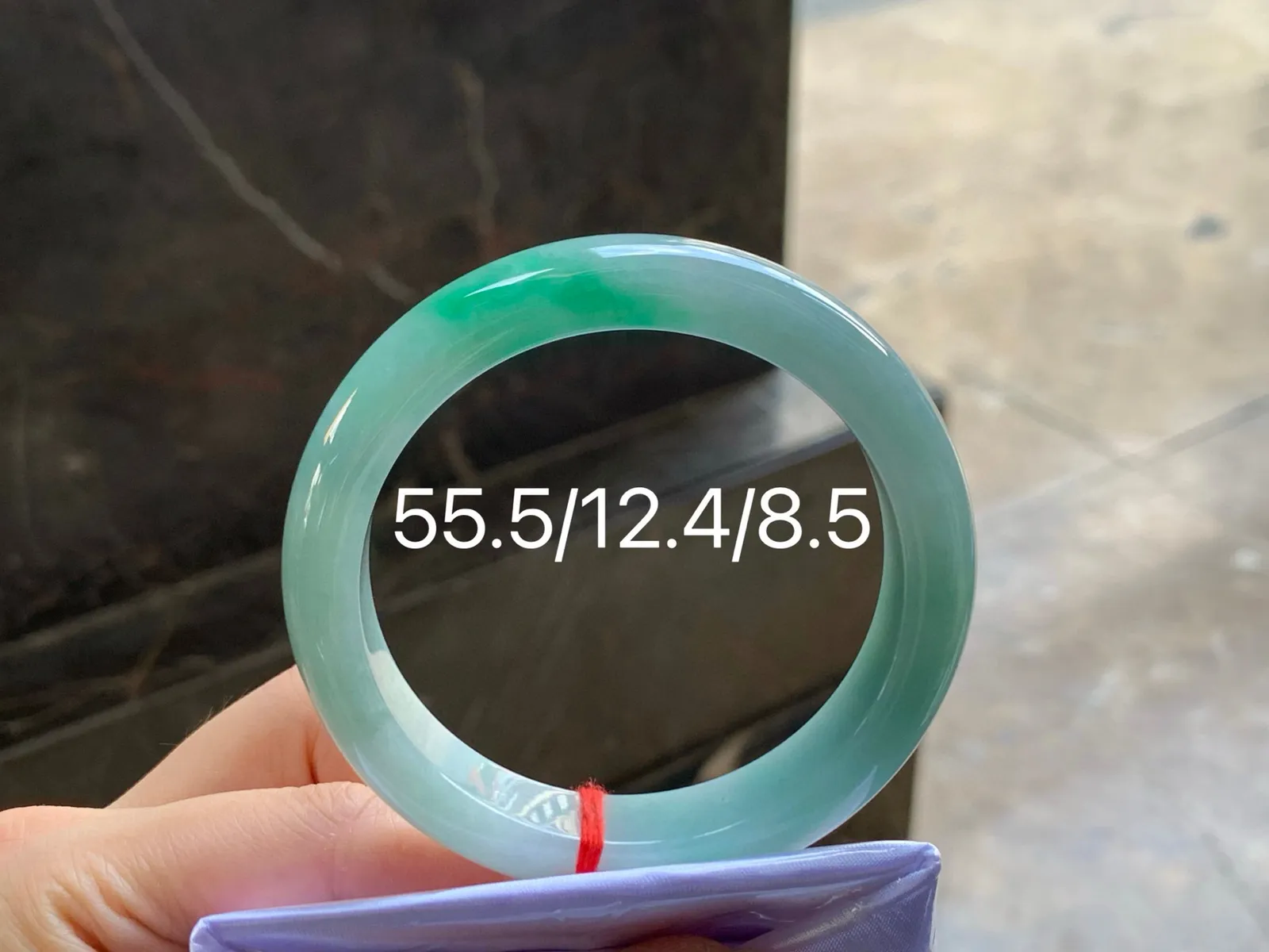带色手镯
尺寸：55.5-12.4-8.5mm
底子细腻干净～绿色点缀