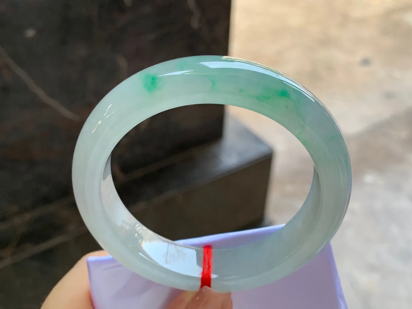 带色手镯
尺寸：55.6-13.5-8.5mm
有种有色～绿色点缀上手好看