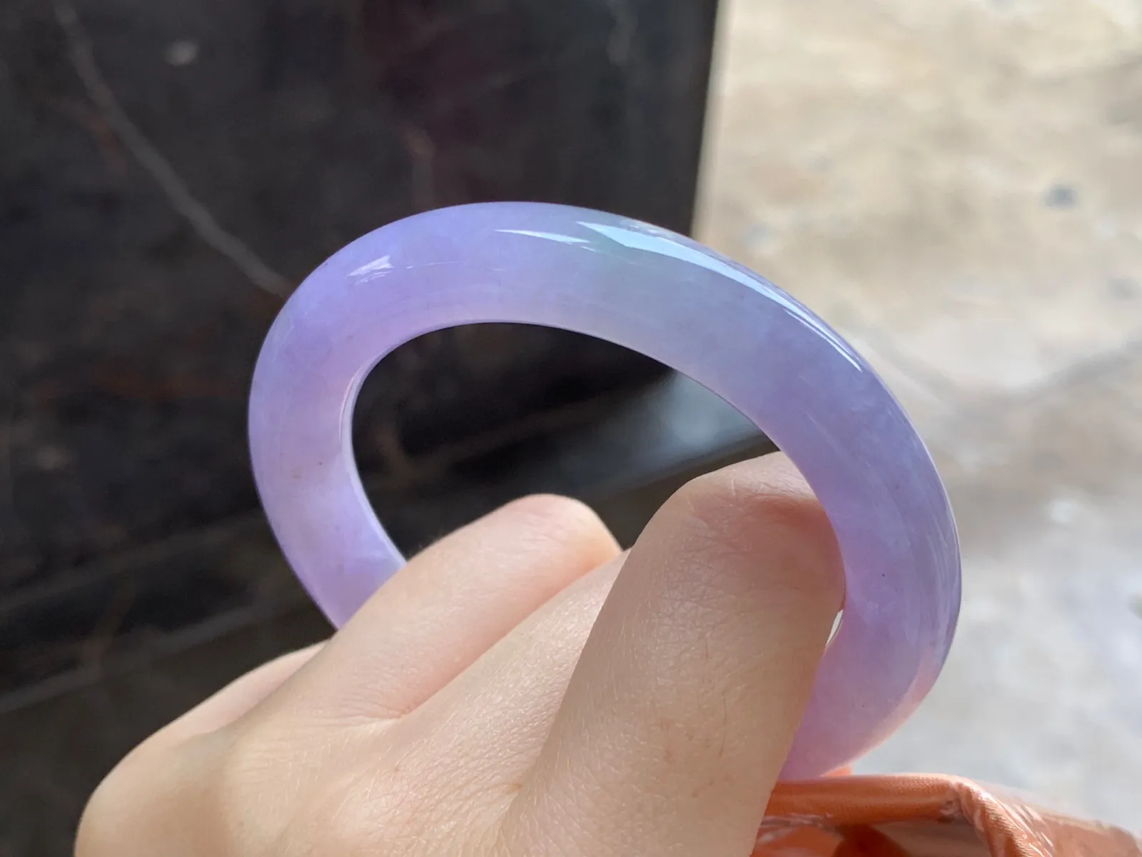 紫罗兰圆条手镯
尺寸：51.5-10mm
颜色浓郁～上手好看 晶体略粗需要包容